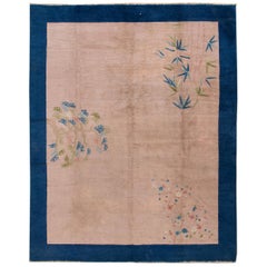 Antiker handgefertigter pfirsichfarbener und blauer chinesischer Wollteppich im Art déco-Stil