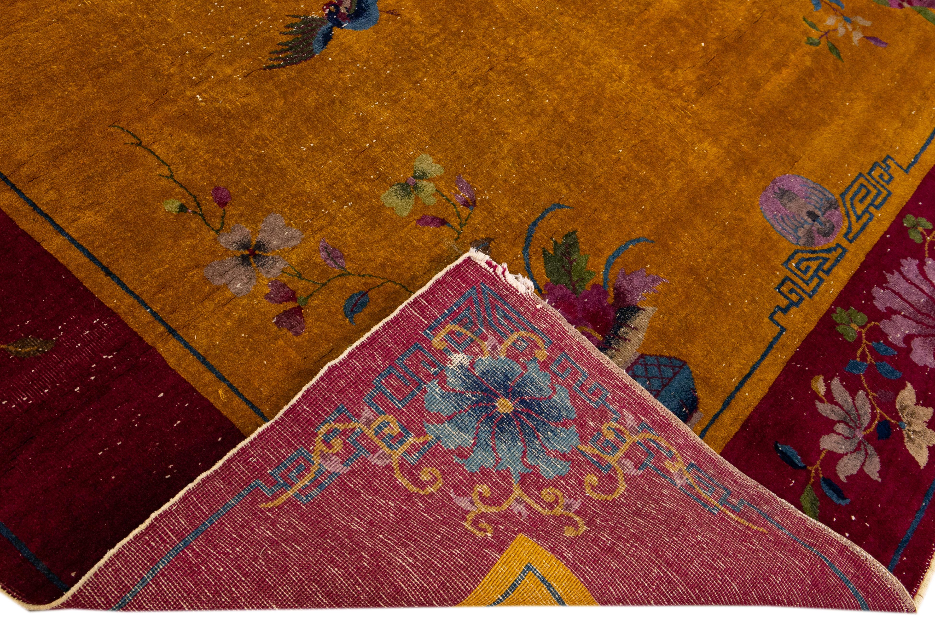 Schöner antiker chinesischer Art-Déco-Teppich aus handgeknüpfter Wolle mit einem gelben Feld. Dieser chinesische Teppich hat einen burgunderroten Rahmen mit mehrfarbigen Akzenten in einem wunderschönen, traditionellen chinesischen Blumenmuster.