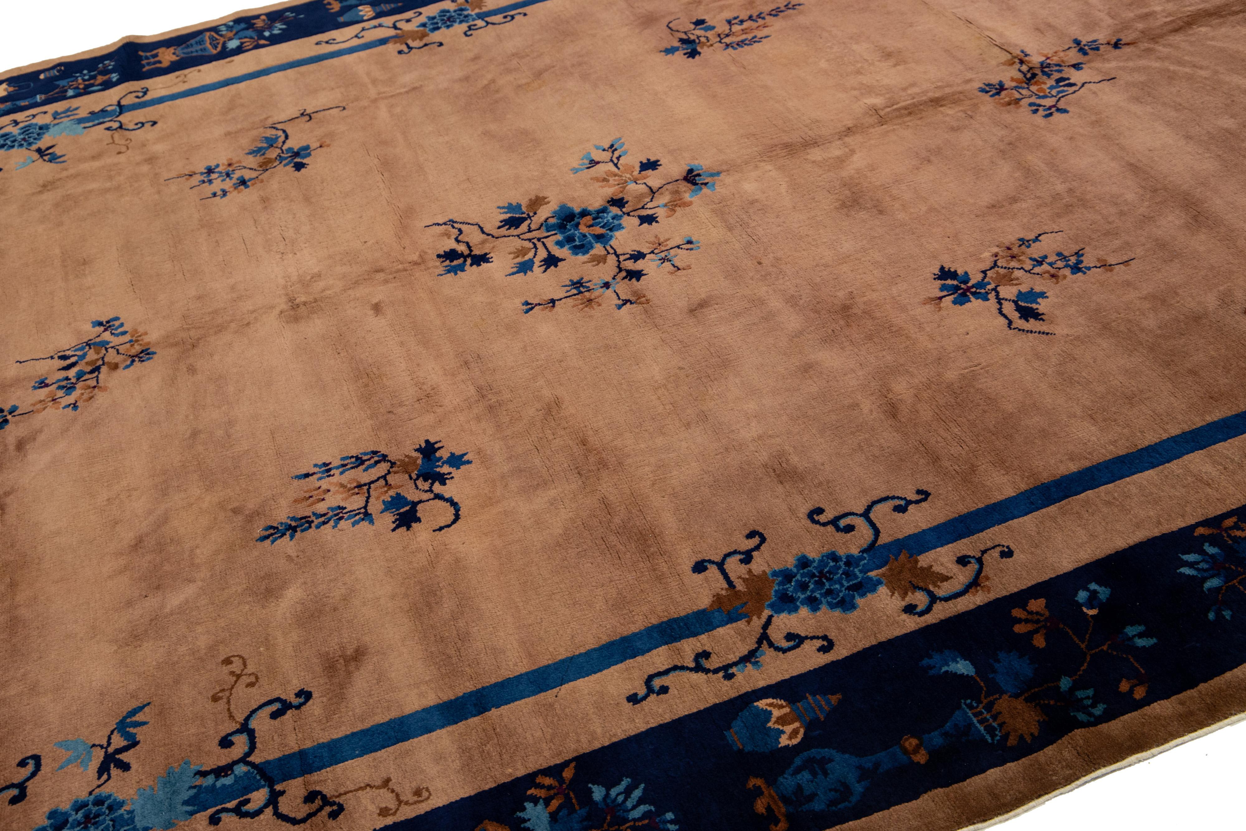 Tappeto antico in lana cinese fatto a mano in stile Art Deco, marrone con motivi floreali in vendita 2