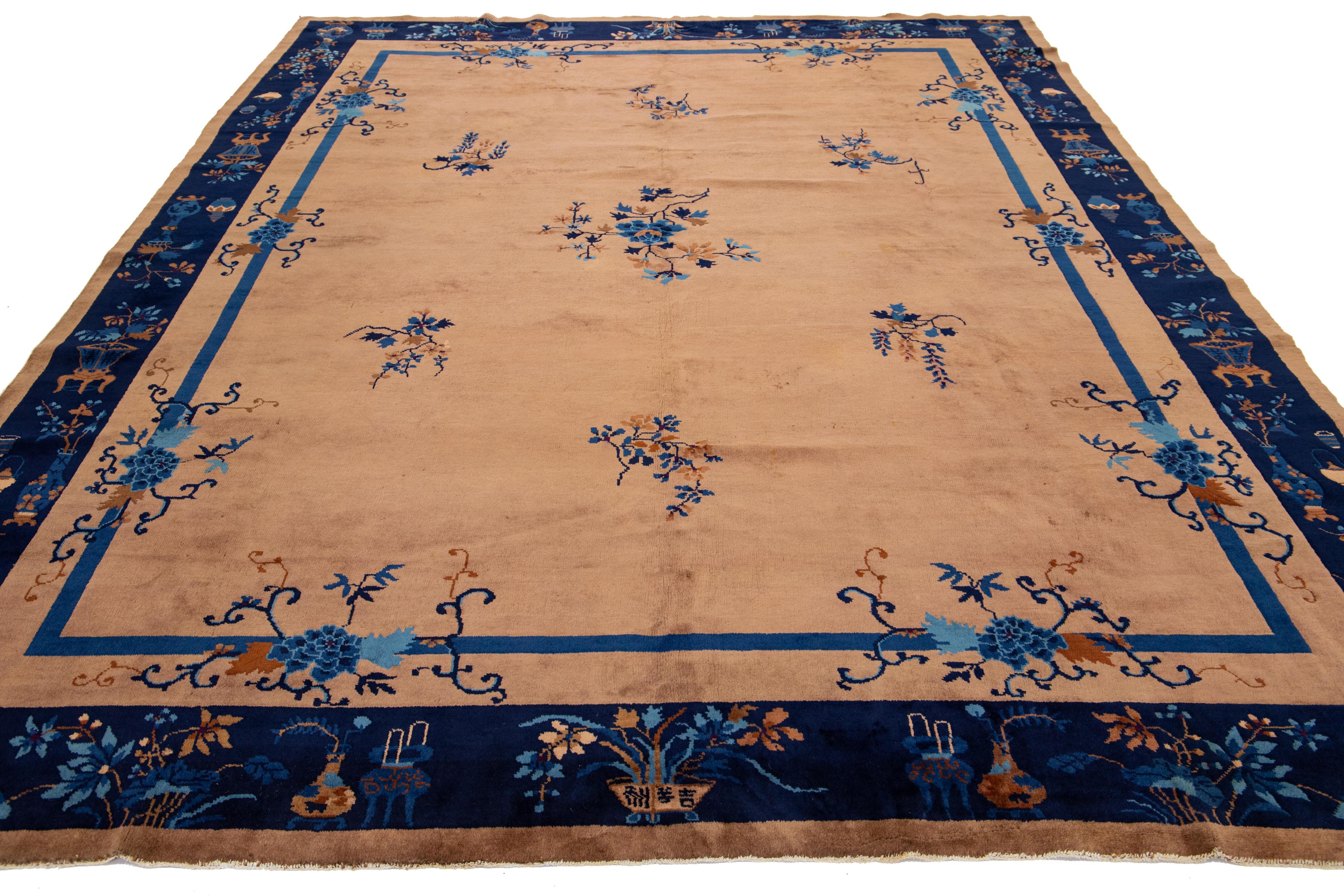 Questo squisito tappeto antico cinese Art Deco è annodato a mano con lana di alta qualità. Presenta uno sfondo marrone intenso ornato da un disegno floreale in blu navy, elegantemente incorniciato da un bordo blu coordinato.


Questo tappeto misura