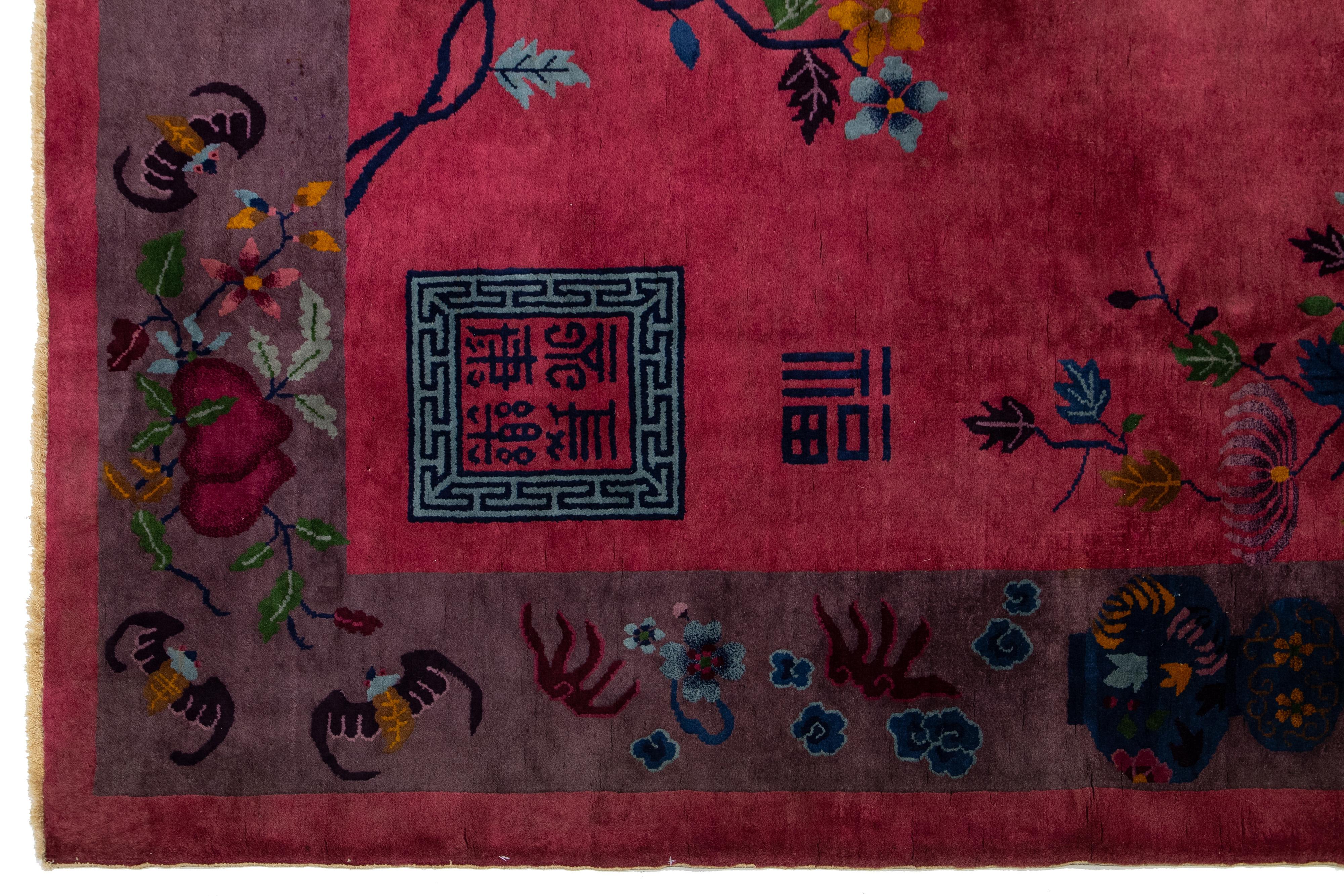 Antique Art Deco Handmade Chinese Wool Rug In Burgundy Red (Tapis de laine chinois fait main en rouge bourgogne) Excellent état - En vente à Norwalk, CT