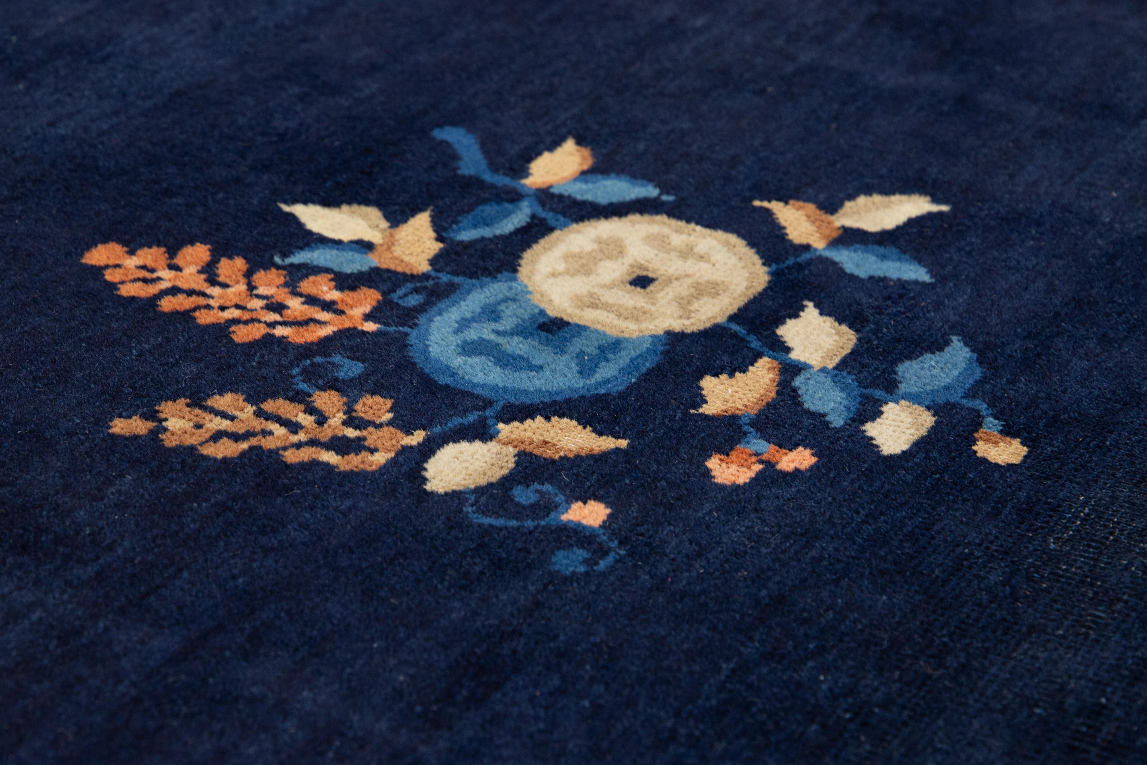 Antike Art Deco handgefertigten chinesischen Wollteppich in Marineblau mit Blumenmuster im Angebot 4