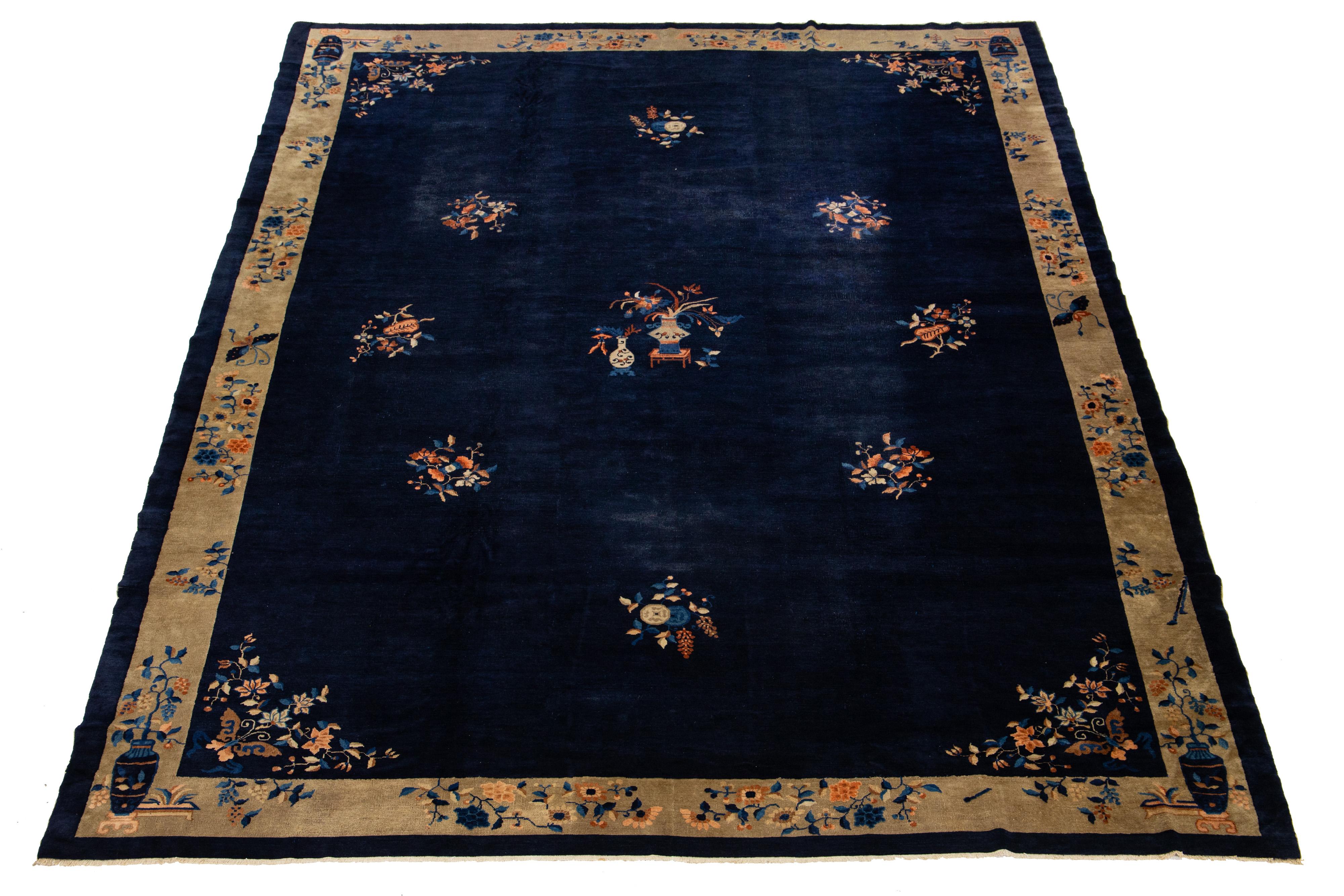 Dieser exquisite antike chinesische Art-Déco-Teppich ist aus hochwertiger Wolle handgeknüpft. Der tiefblaue Hintergrund ist mit einem mehrfarbigen Blumenmuster verziert, das elegant von einer passenden hellbraunen Bordüre umrahmt wird.


Dieser