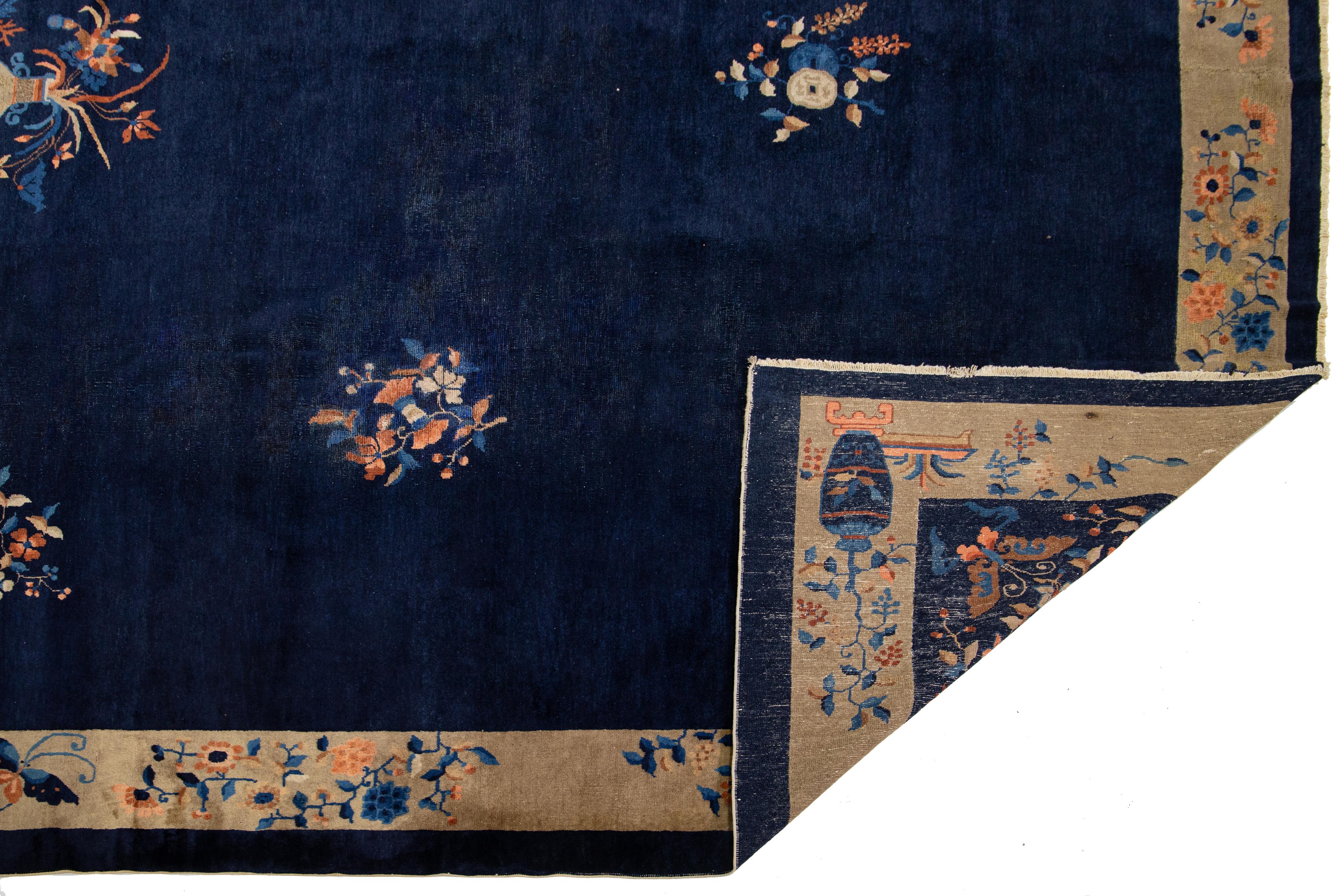 Antike Art Deco handgefertigten chinesischen Wollteppich in Marineblau mit Blumenmuster (Art déco) im Angebot