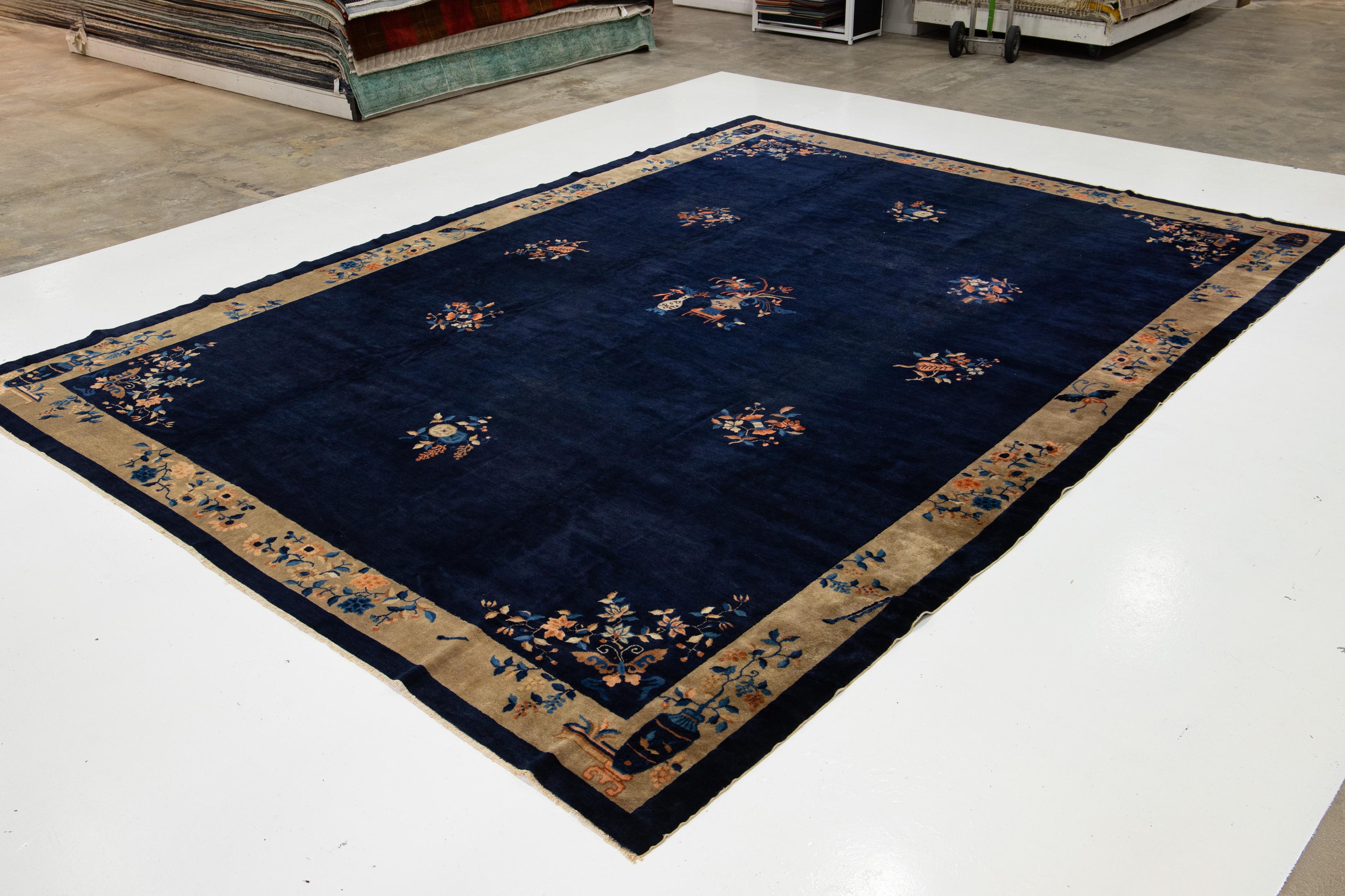 Antike Art Deco handgefertigten chinesischen Wollteppich in Marineblau mit Blumenmuster (Chinesisch) im Angebot