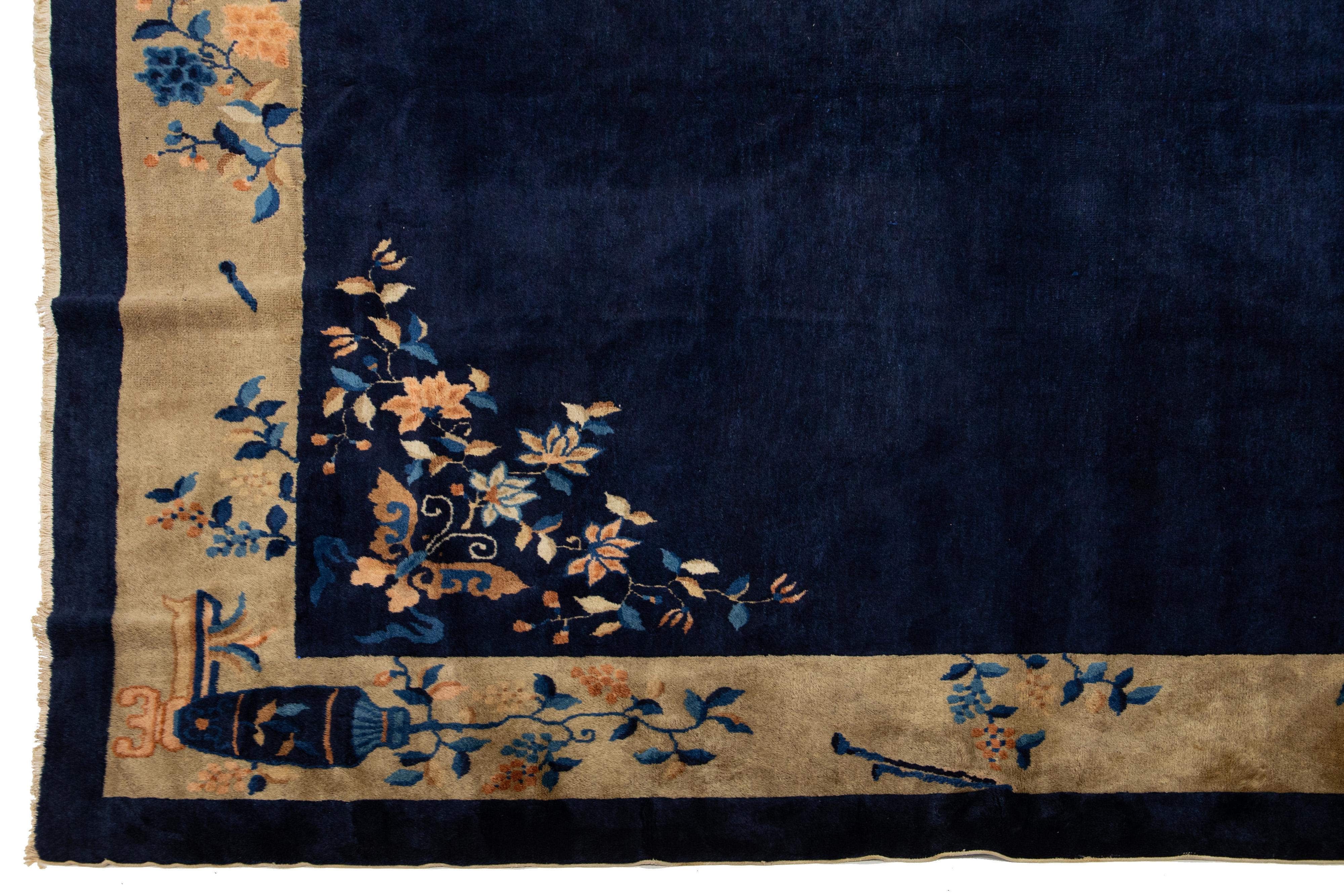 Antike Art Deco handgefertigten chinesischen Wollteppich in Marineblau mit Blumenmuster im Zustand „Hervorragend“ im Angebot in Norwalk, CT