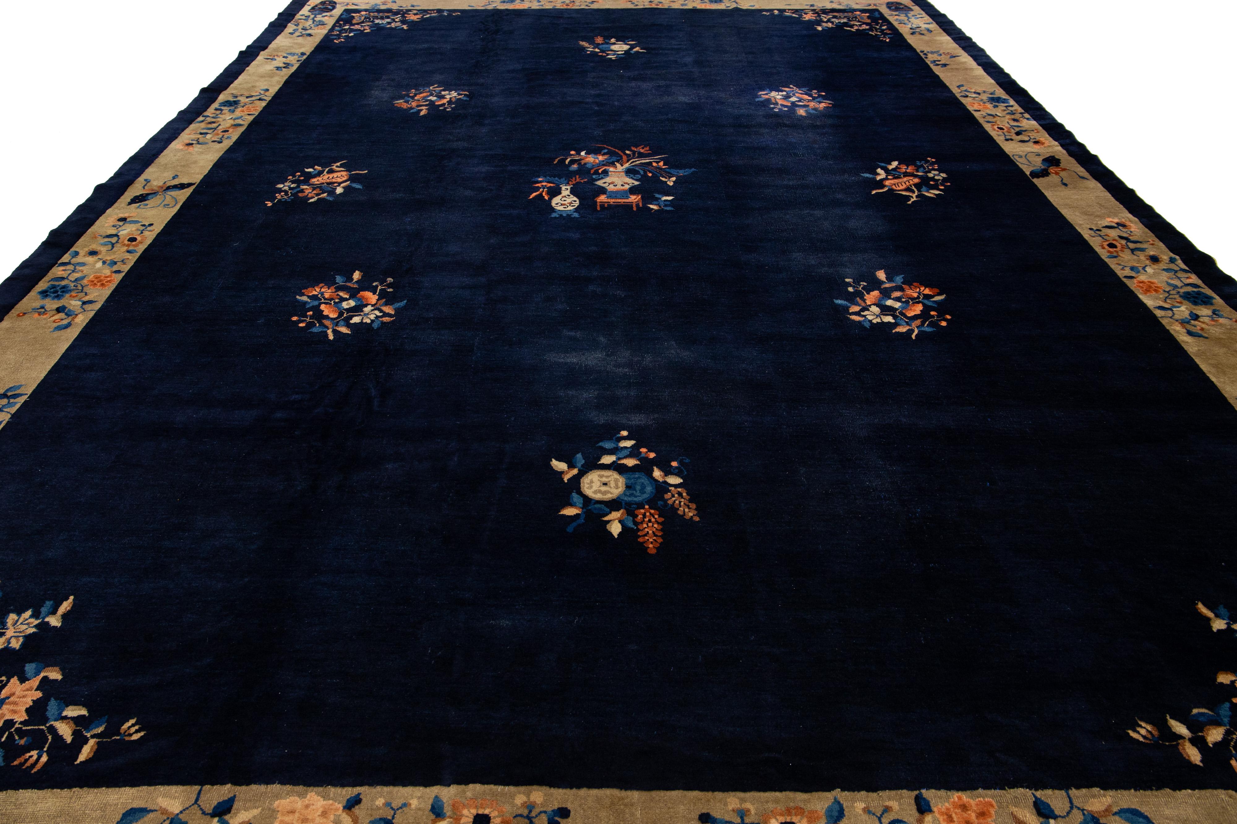 Antike Art Deco handgefertigten chinesischen Wollteppich in Marineblau mit Blumenmuster (20. Jahrhundert) im Angebot