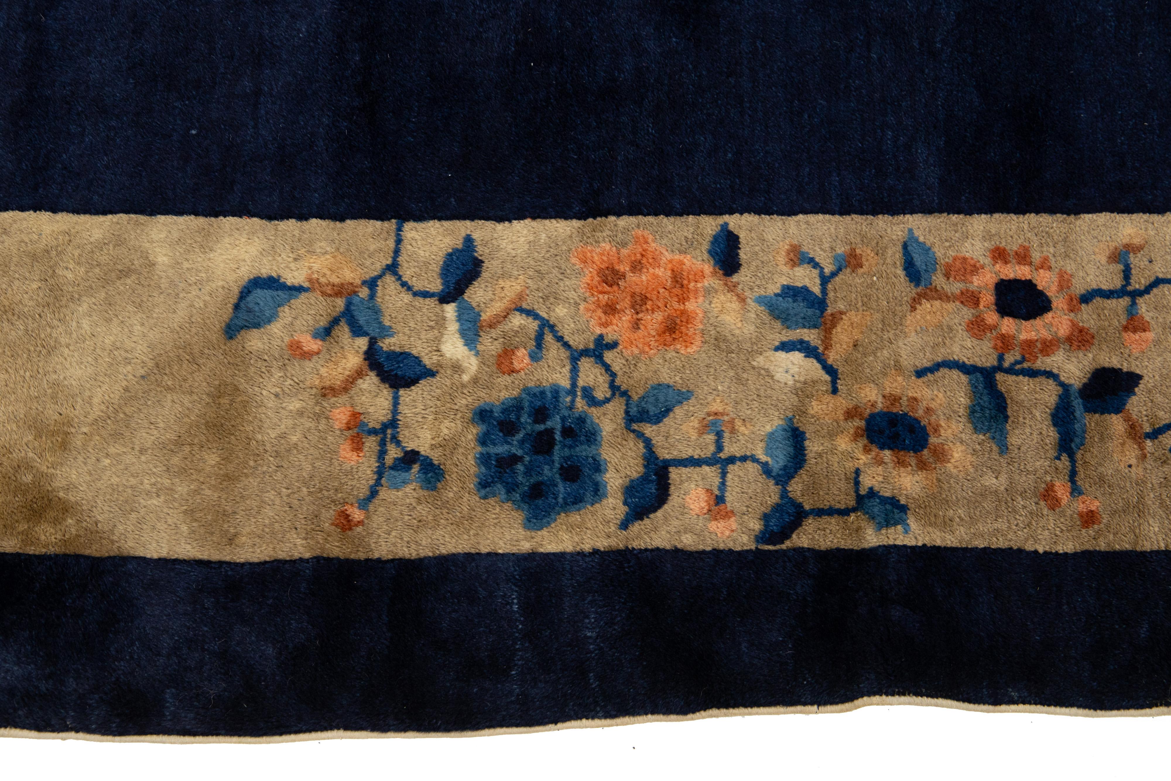 Antike Art Deco handgefertigten chinesischen Wollteppich in Marineblau mit Blumenmuster im Angebot 1