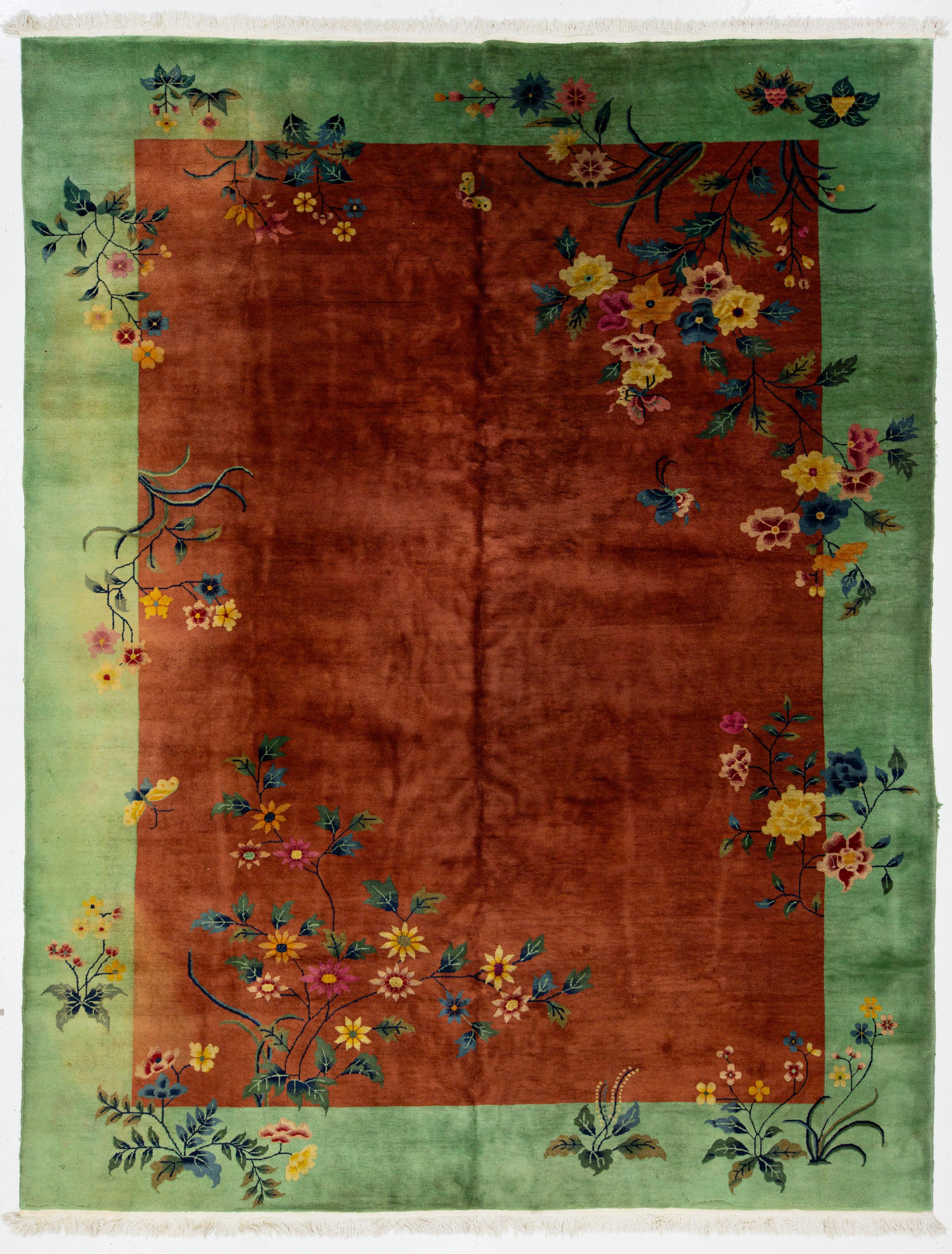 Antiker, handgefertigter, geblümter, chinesischer Teppich aus grüner und brauner Wolle, Art déco