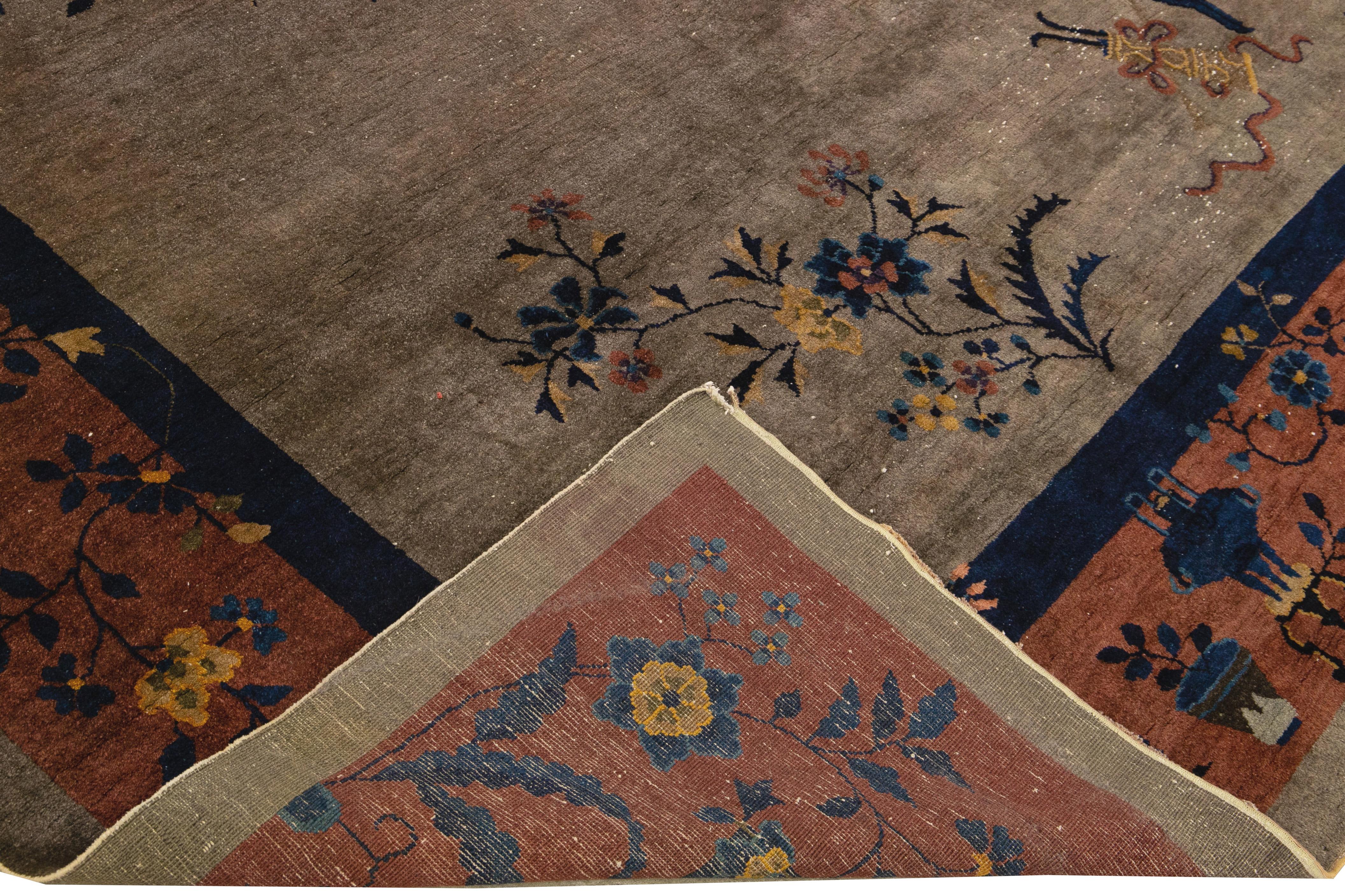 Schöner antiker chinesischer Art-Déco-Teppich aus handgeknüpfter Wolle mit einem grauen Feld. Dieser chinesische Teppich hat einen hellbraunen Rahmen und mehrfarbige Akzente in einem prächtigen chinesischen Blumenmuster. 

Dieser Teppich misst: