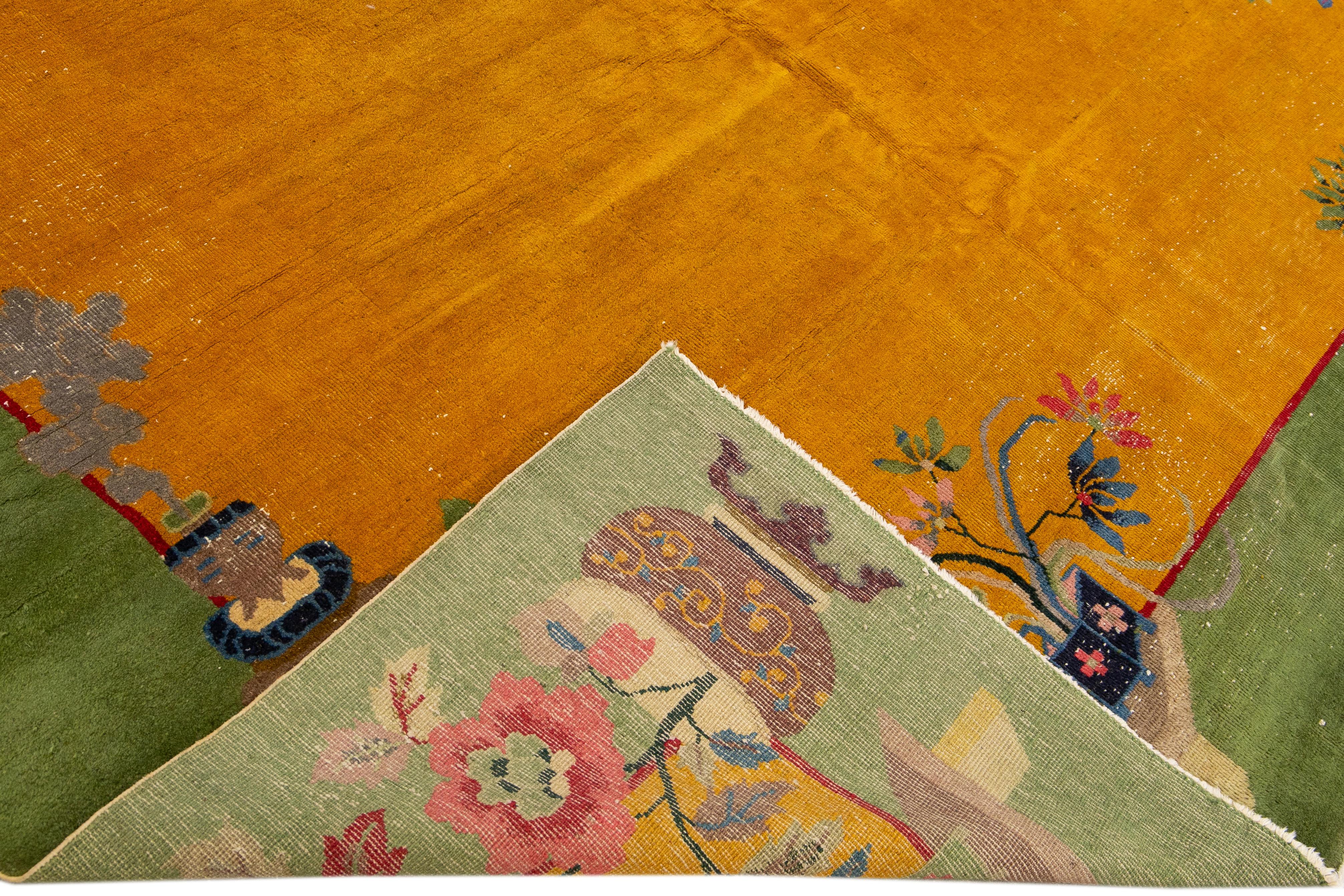 Schöner antiker chinesischer Art-Deco-Teppich aus handgeknüpfter Wolle mit einem gelben Feld. Dieser chinesische Teppich hat einen grünen Rahmen und Akzente in einem prächtigen chinesischen Blumenmuster. 

Dieser Teppich misst: 8'10