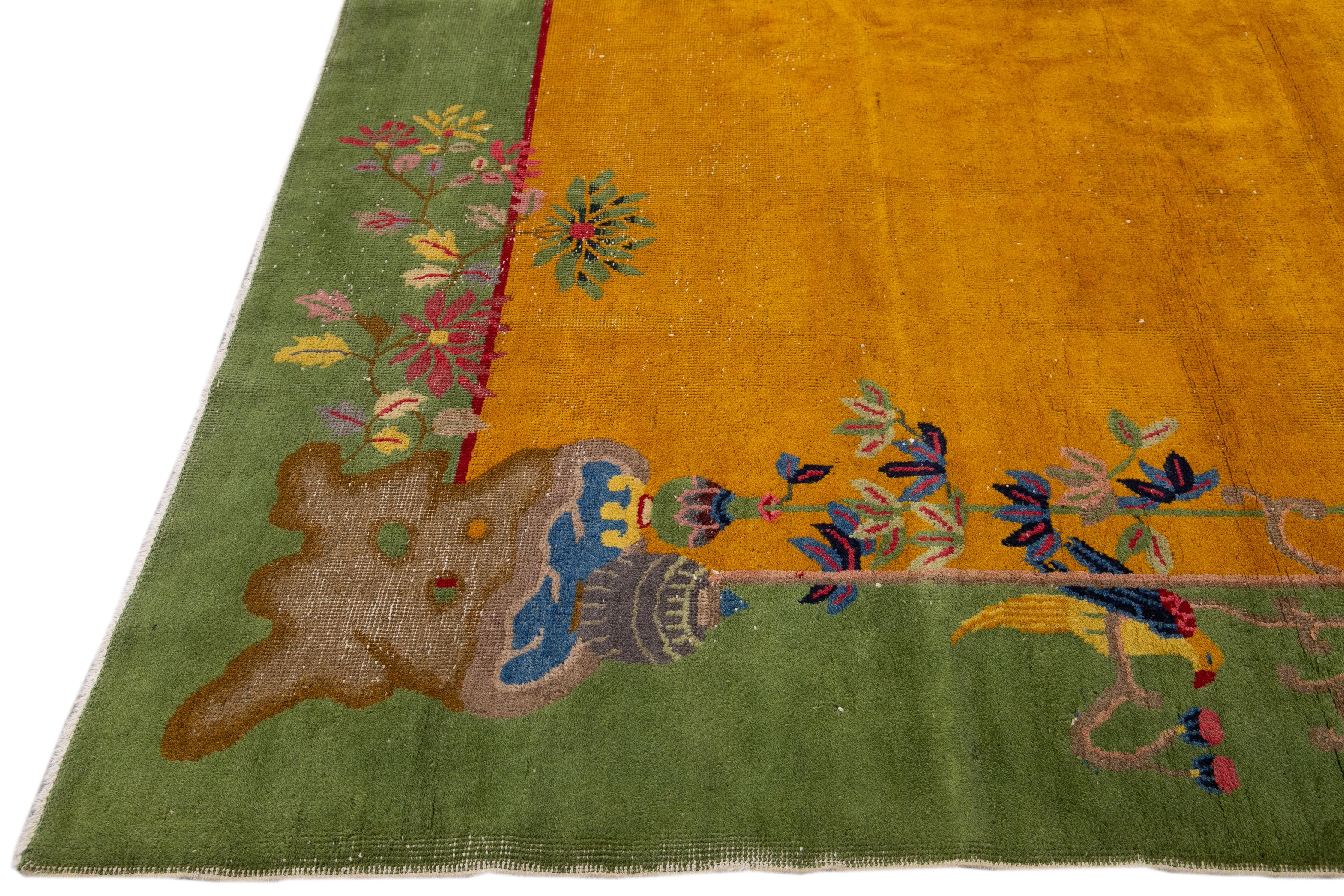 Antiker Art Deco Handgefertigter Chinesischer Gelber und Grüner Wollteppich mit Blumenmuster (Handgeknüpft) im Angebot