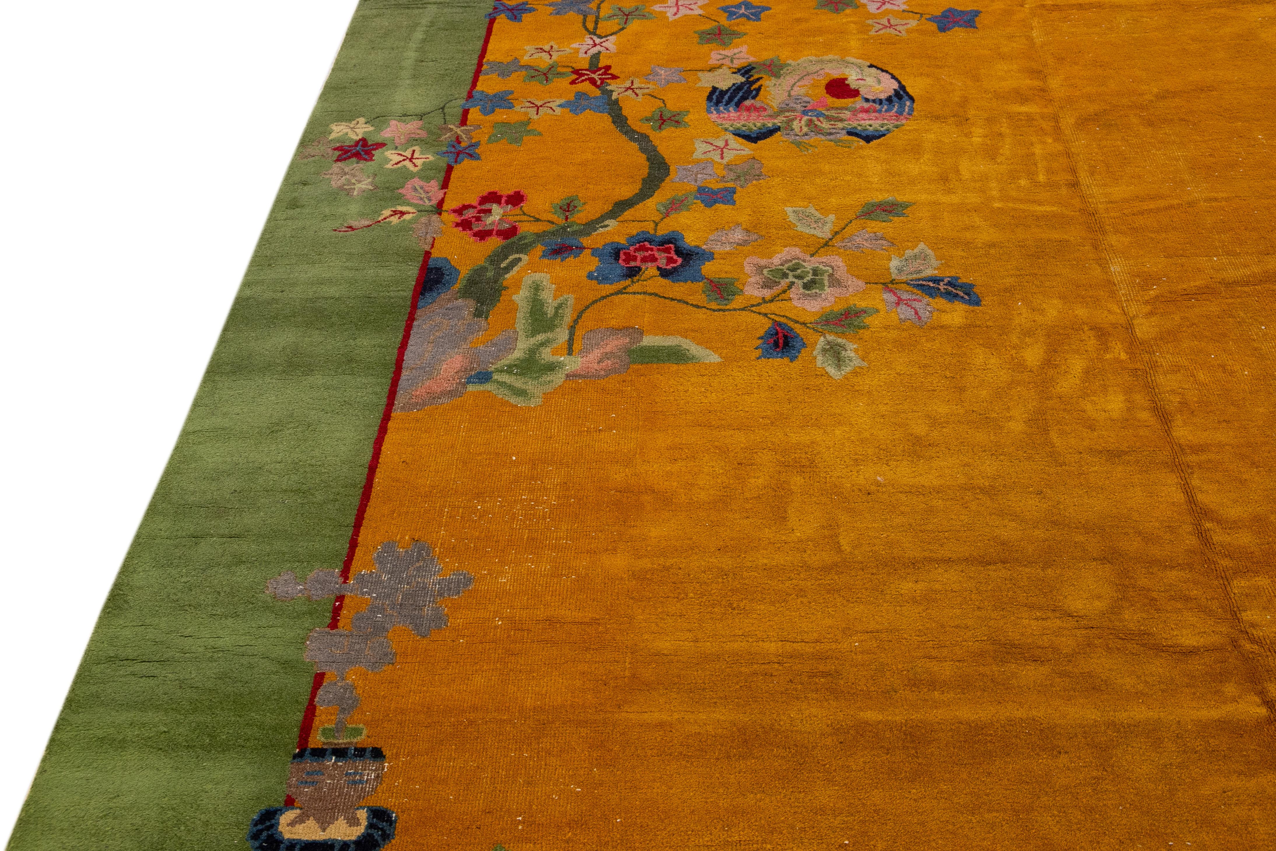 Antiker Art Deco Handgefertigter Chinesischer Gelber und Grüner Wollteppich mit Blumenmuster (Sonstiges) im Angebot