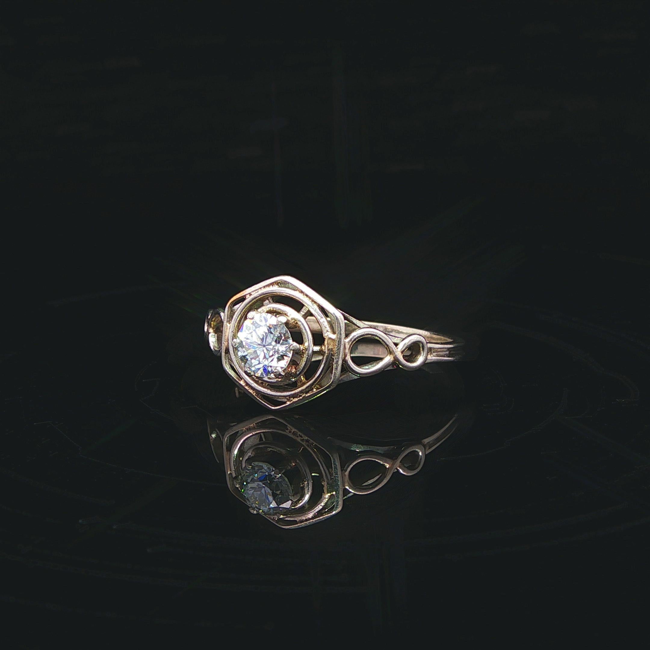 --Pietre: --
(1) Diamante naturale autentico - Taglio europeo antico - Incastonato - Colore I - Purezza VS2 - 4,32 mm (circa) - 0,35 carati (esatti)

Materiale:  Oro bianco massiccio 14k
Peso: 1,7 grammi
Misura dell'anello: 6.5 (adattato al dito,