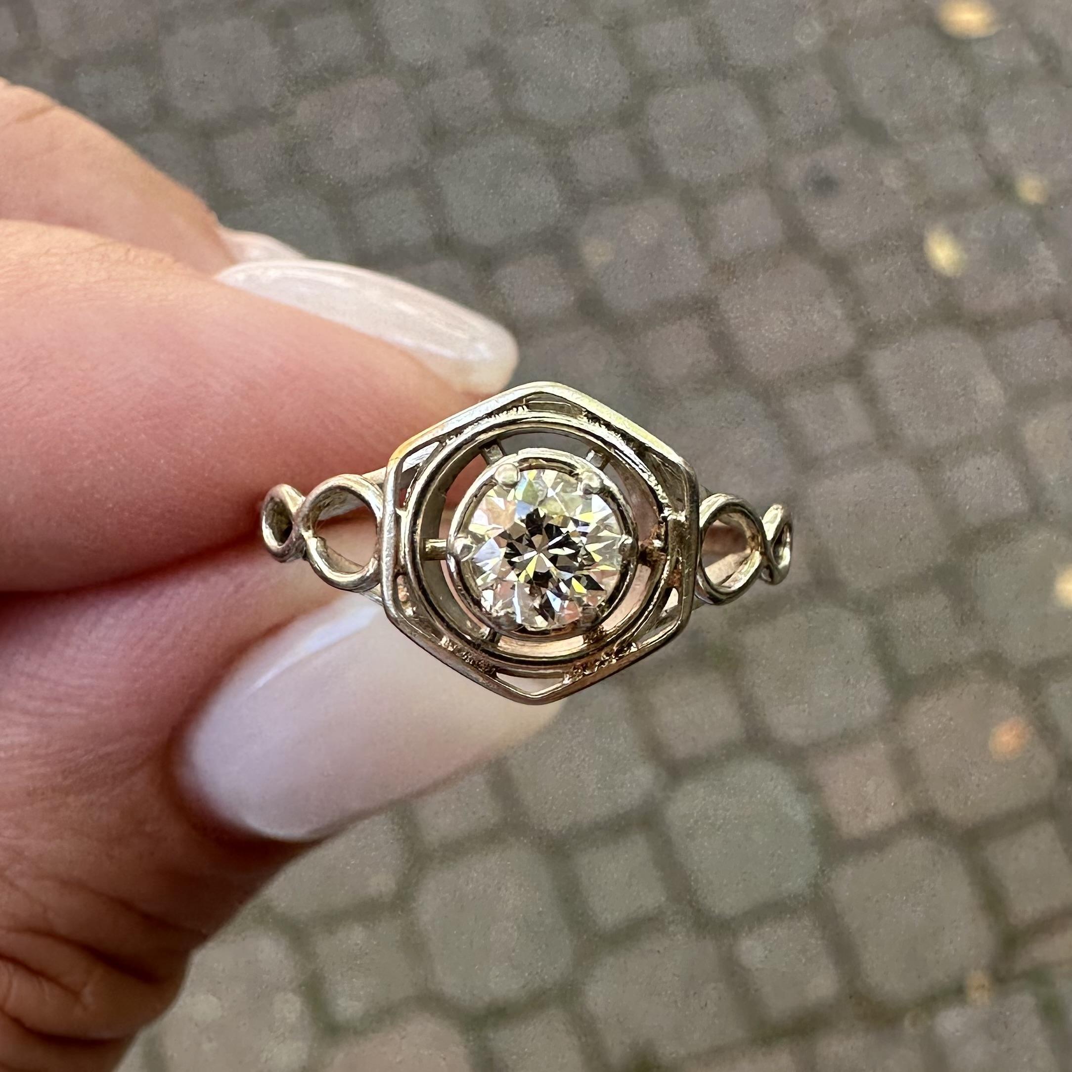 Art Déco Anello d'oro antico Art Deco fatto a mano con diamante europeo 0,35ctw e lavorazione a filo aperto in vendita