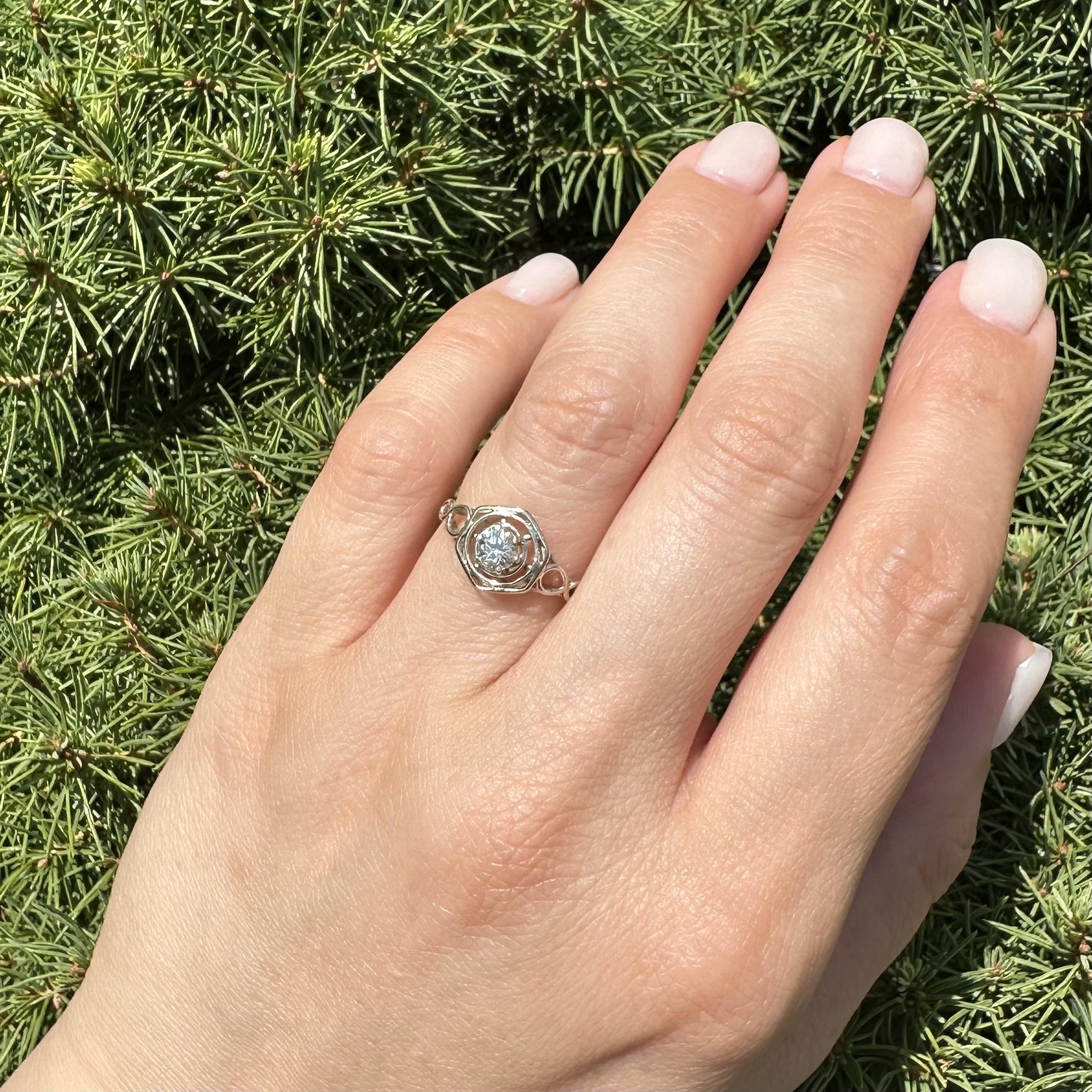 Anello d'oro antico Art Deco fatto a mano con diamante europeo 0,35ctw e lavorazione a filo aperto in vendita 2