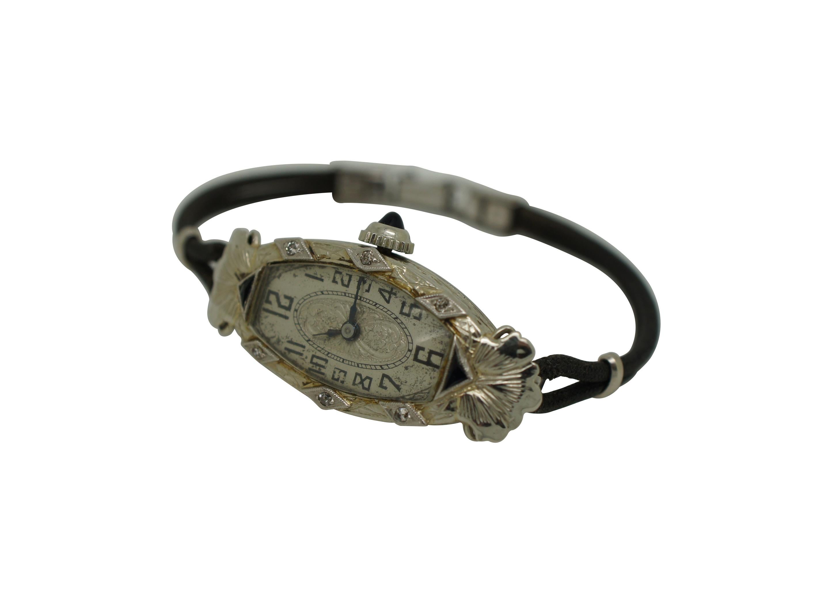 Montre-bracelet art déco pour dames, circa 1920, Hayne Watch Company, 17 rubis, fabrication suisse. Garniture en platine / boîtier en or blanc 18 carats. Forme ovale carrée au style art déco complexe - cadre gravé rehaussé de formes de diamants et