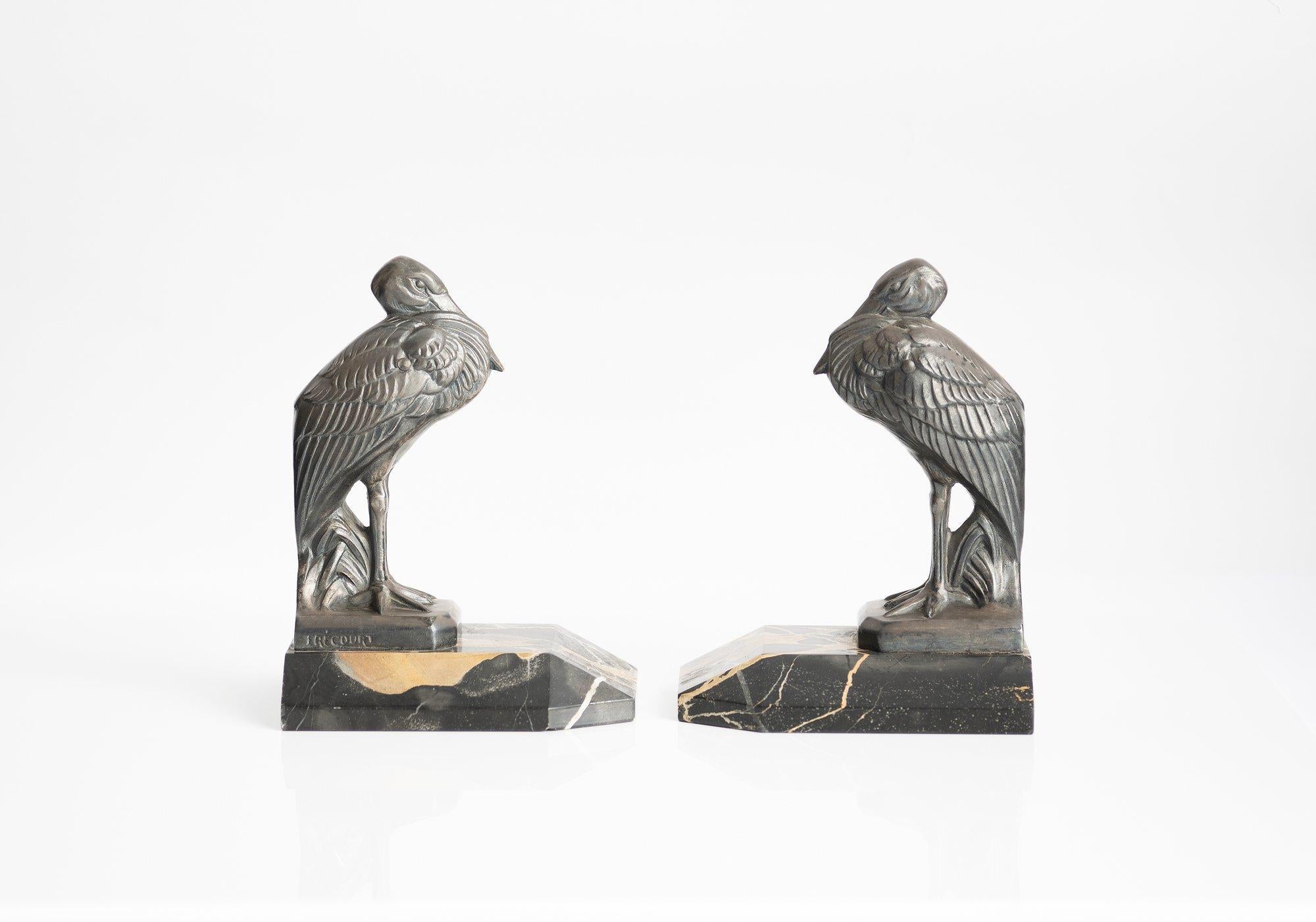 Très belle et rare paire de serre-livres en étain représentant des hérons réalisés par l'artiste Maurice Frécourt (1890-1961). Exécuté au milieu de la période art déco, vers 1930. Ces deux pièces sont signées par l'artiste. Le port altier de ces