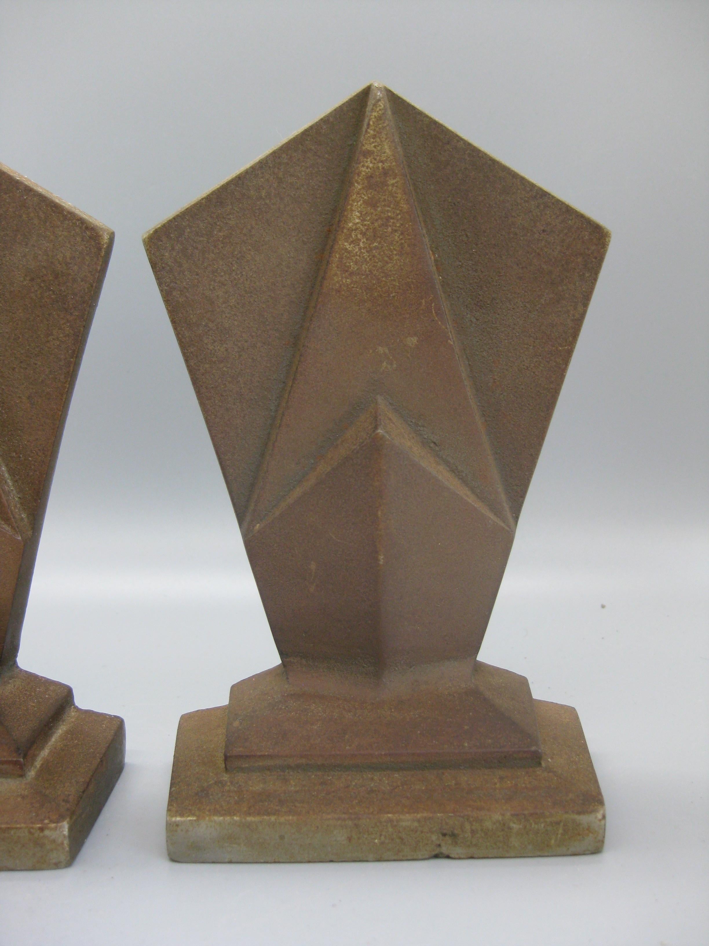 Américain Serre-livres anciens Art Déco Hubley sculpture géométrique en fonte en forme de gratte-ciel en vente