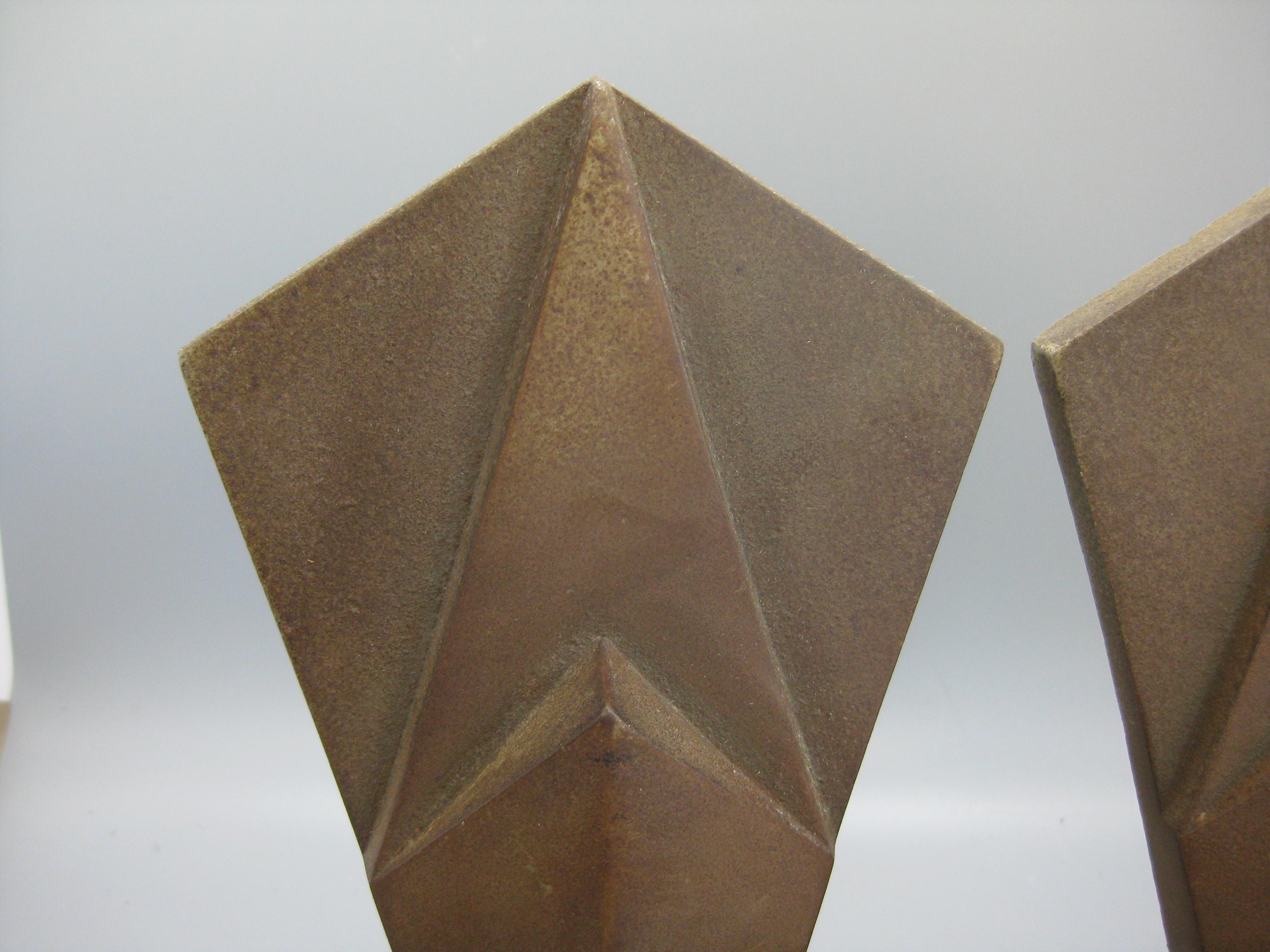 Serre-livres anciens Art Déco Hubley sculpture géométrique en fonte en forme de gratte-ciel Bon état - En vente à San Diego, CA