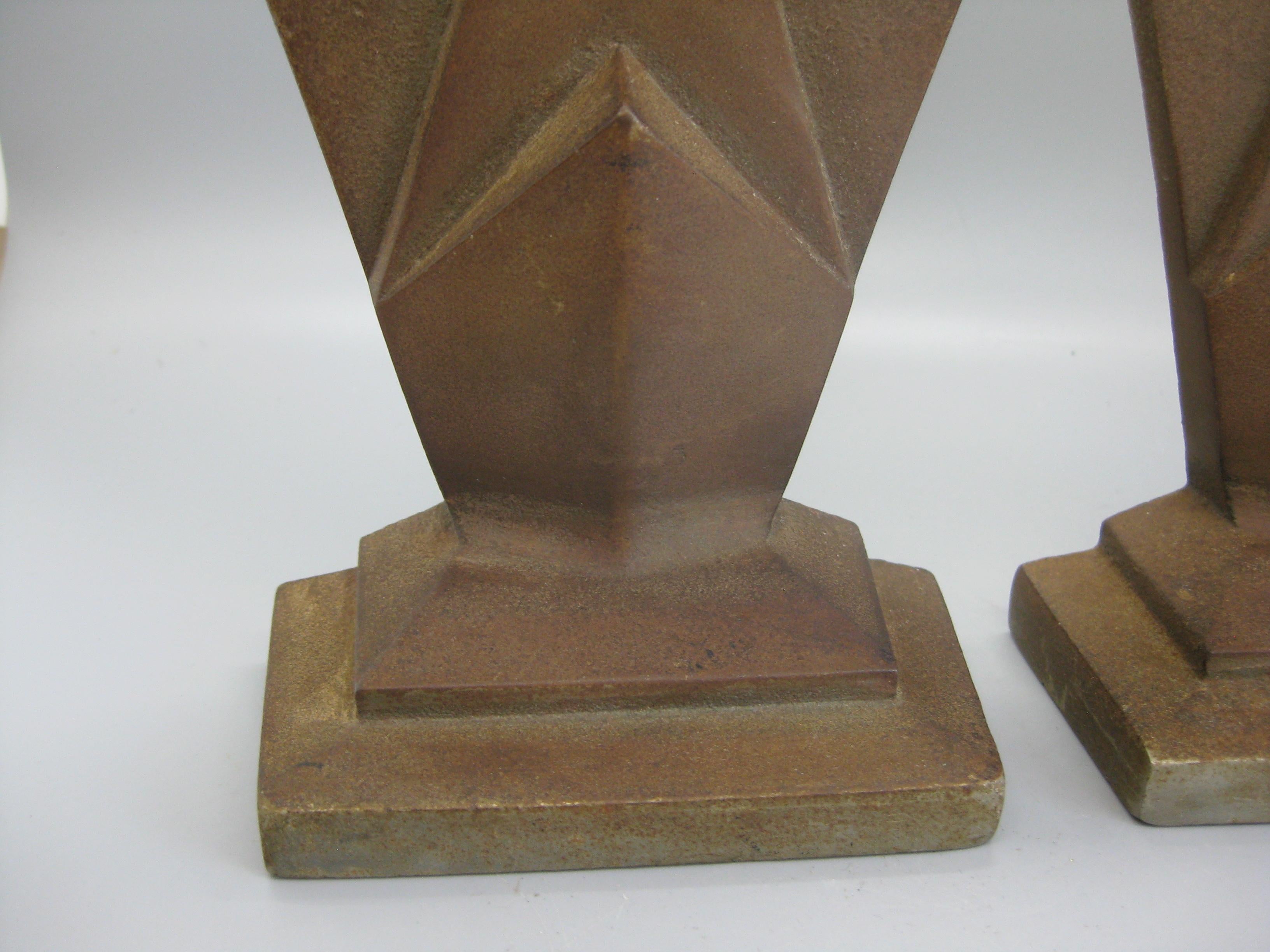20ième siècle Serre-livres anciens Art Déco Hubley sculpture géométrique en fonte en forme de gratte-ciel en vente