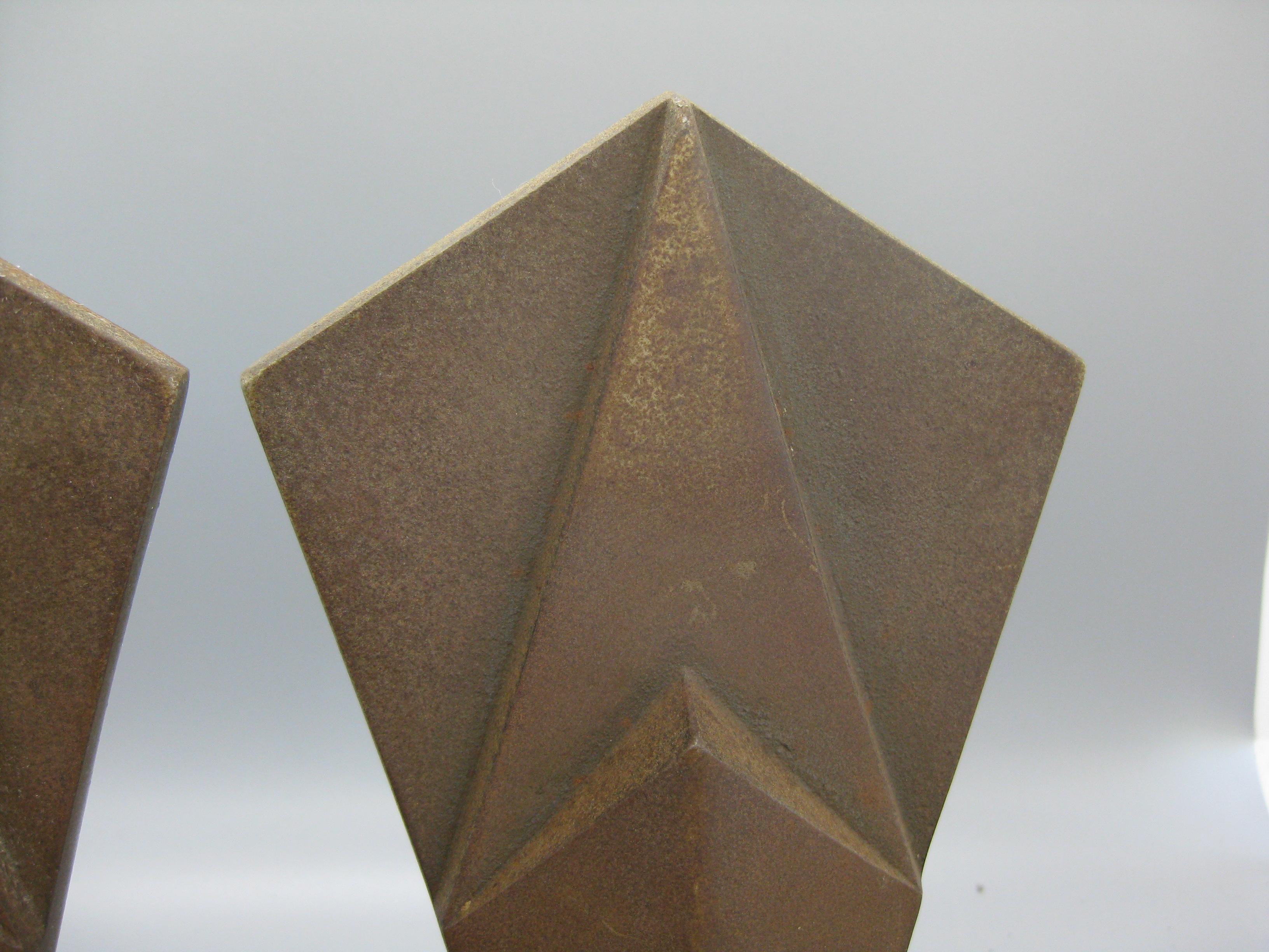 Fer Serre-livres anciens Art Déco Hubley sculpture géométrique en fonte en forme de gratte-ciel en vente