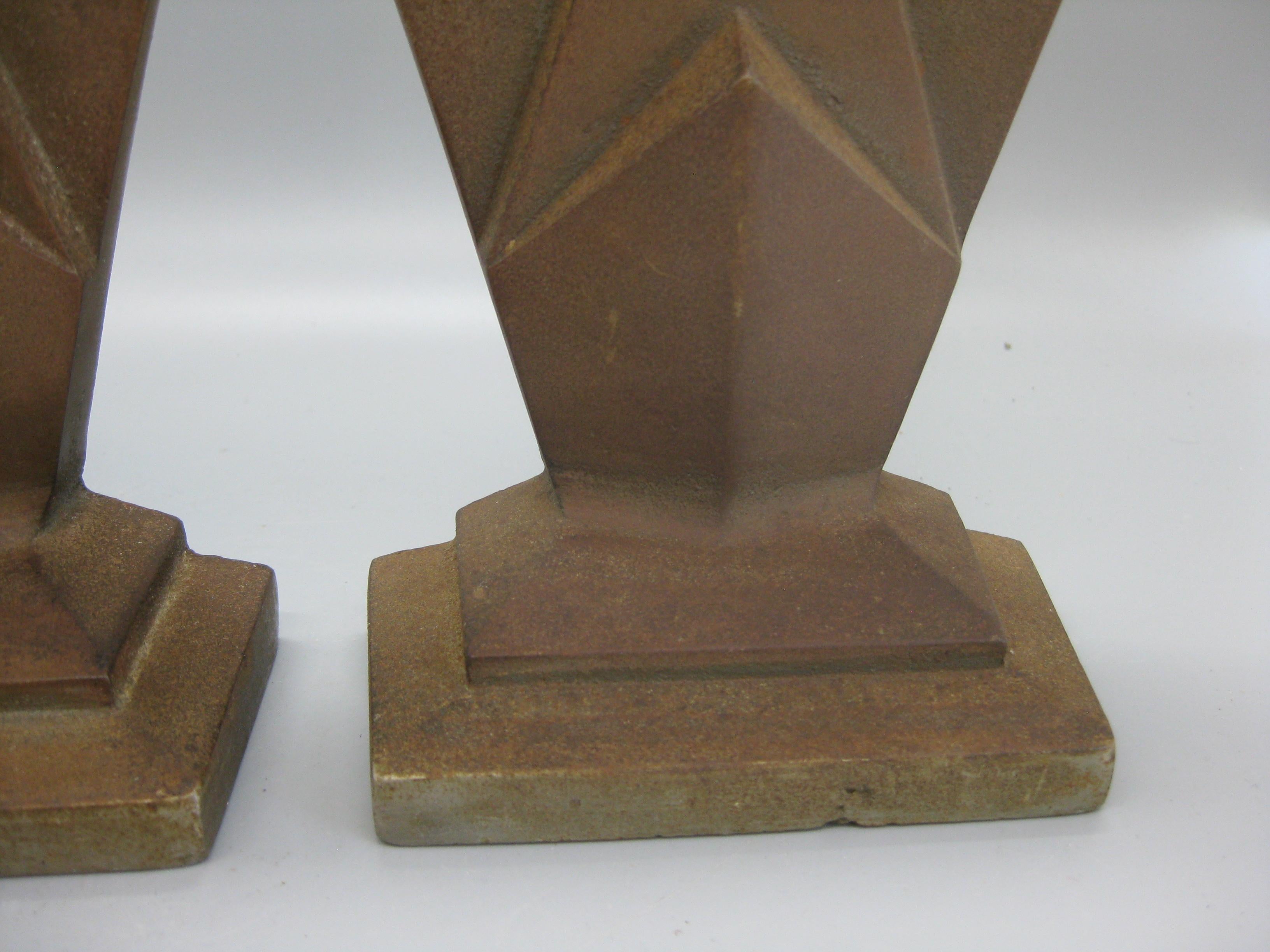 Serre-livres anciens Art Déco Hubley sculpture géométrique en fonte en forme de gratte-ciel en vente 1