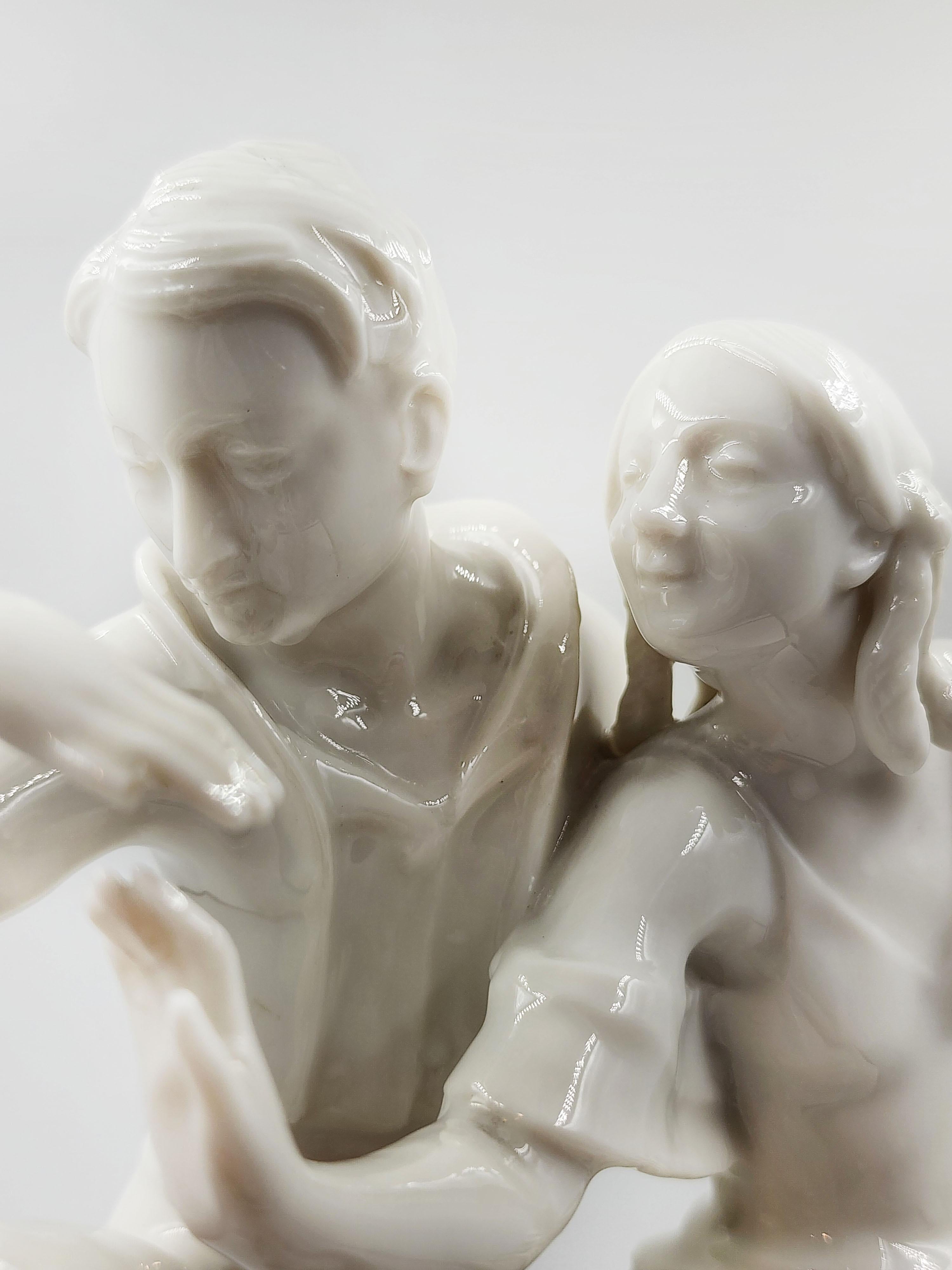 Antique Art-Deco Hutschenreuther L.H.S porcelain signed by artist.
Beautiful porcelain of a couple of dancers in white with gold details, signed by artist on the side of the base and at the bottom there is the brand's seal.
Measures:
Height: 26.5