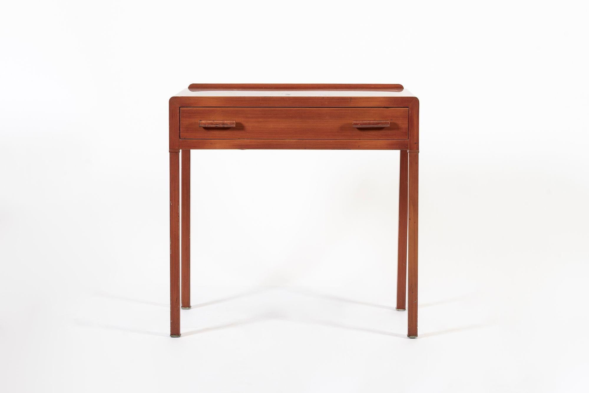 Dieser antike Art-Déco-Maschinentisch aus Metall wurde von Simmons um 1930 hergestellt. Möglicherweise ein Entwurf von Norman Bel Geddes. Dieser kleine Schreibtisch zeigt die modernistischen, stromlinienförmigen Möbelentwürfe, mit denen Simmons Bel