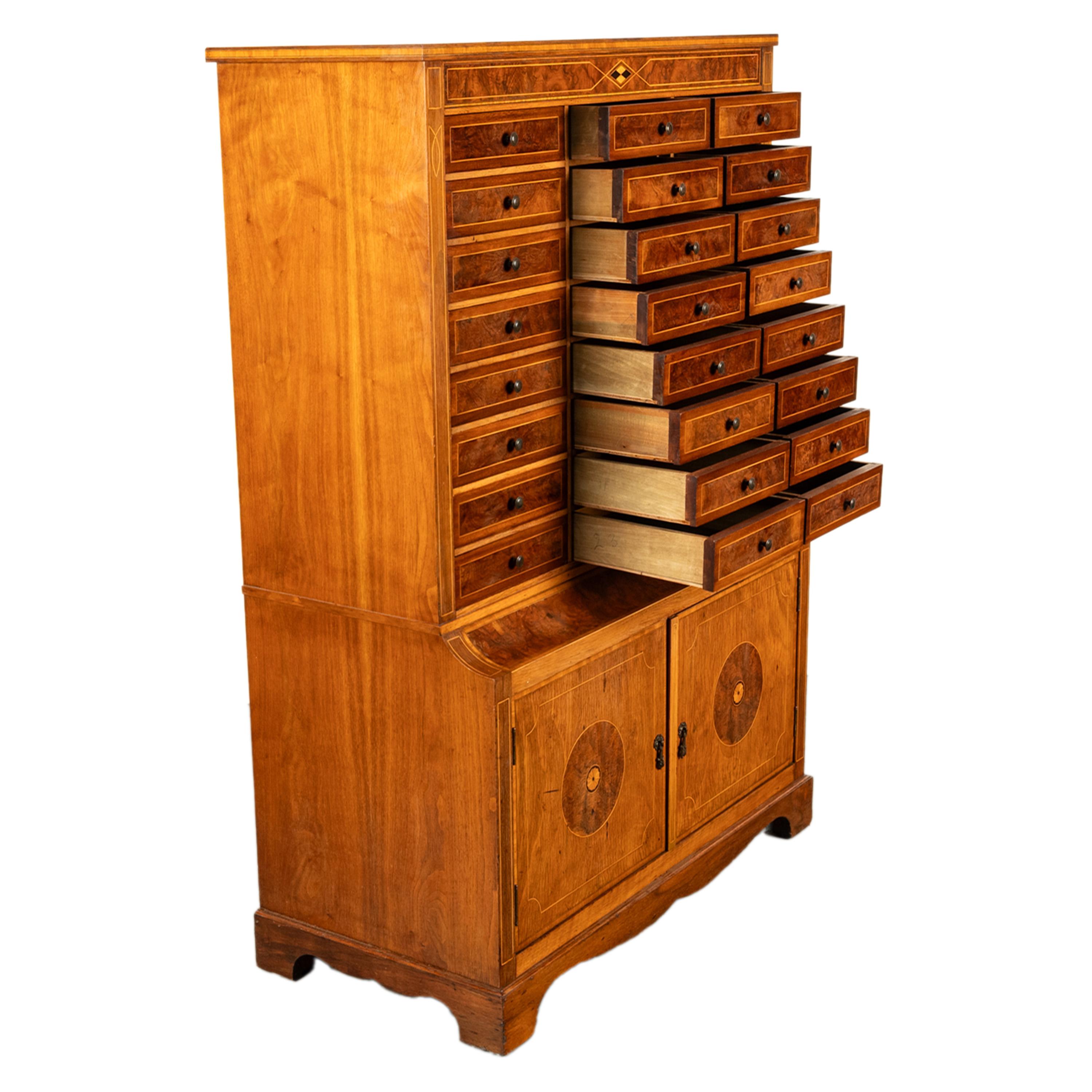 Américain Arte Antiques Art Deco Marqueterie Noyer 24 Tiroirs Classeur Collector en vente