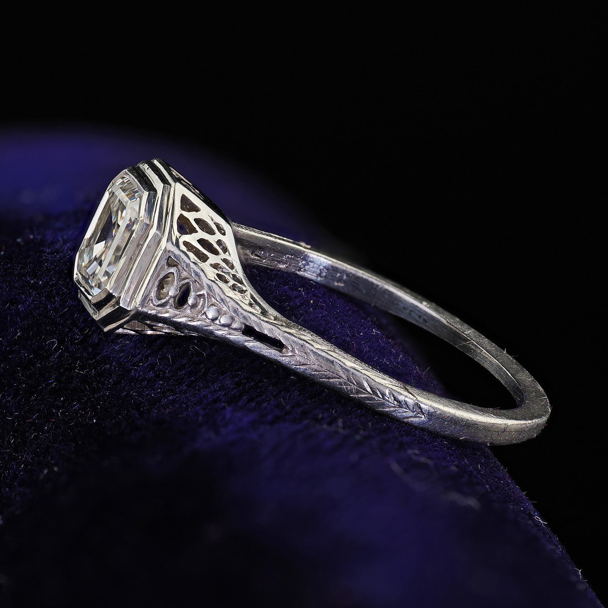 Antiguo anillo de compromiso Art Déco J. E. Caldwell talla Asscher en platino - GIA Corte Asscher en venta
