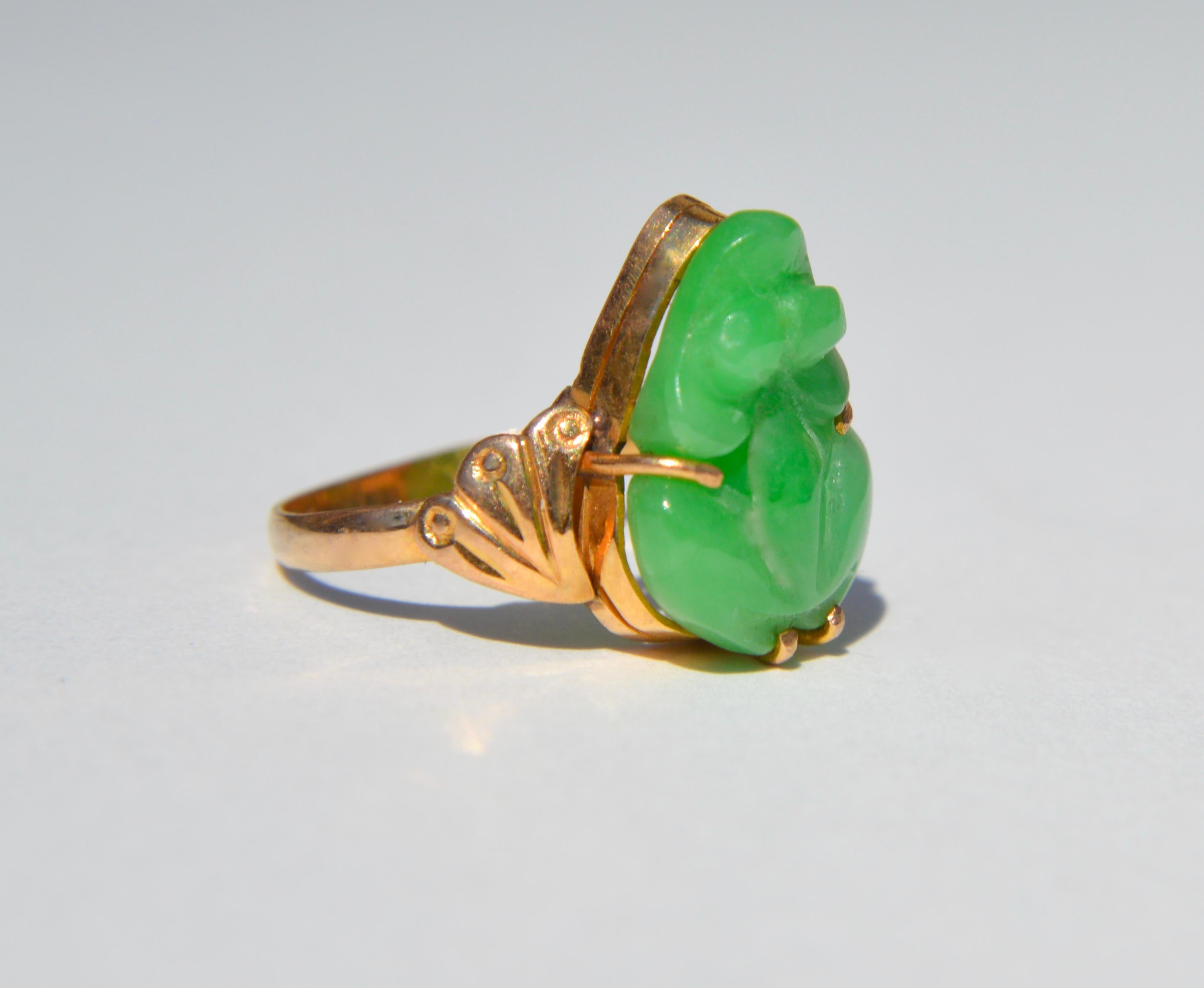 Lovely Art Deco era antique circa 1920s apple green type A jadeite carved frog set in solid 18K yellow gold. Size 5, can be resized by a jeweler. In very good condition. Unmarked but tested as solid 18K. Jade frog measures 16x11mm. Delicate