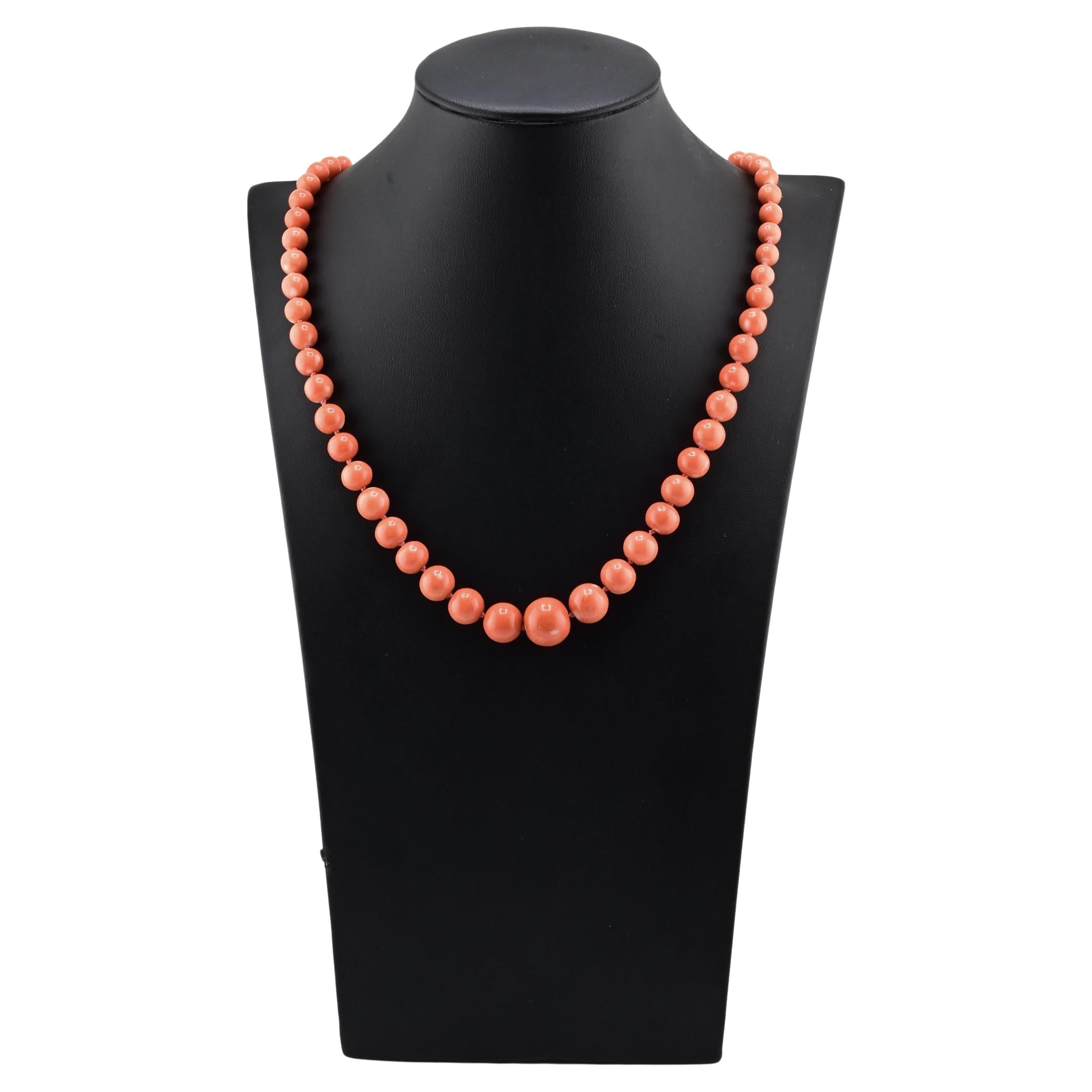 Questa elegante collana di corallo Momo giapponese di epoca Antiques presenta perle di corallo graduate e splendidamente abbinate che mostrano il caratteristico tono rosa-pesca e la morbida lucentezza che contraddistingue il vero corallo Momo.
Ogni