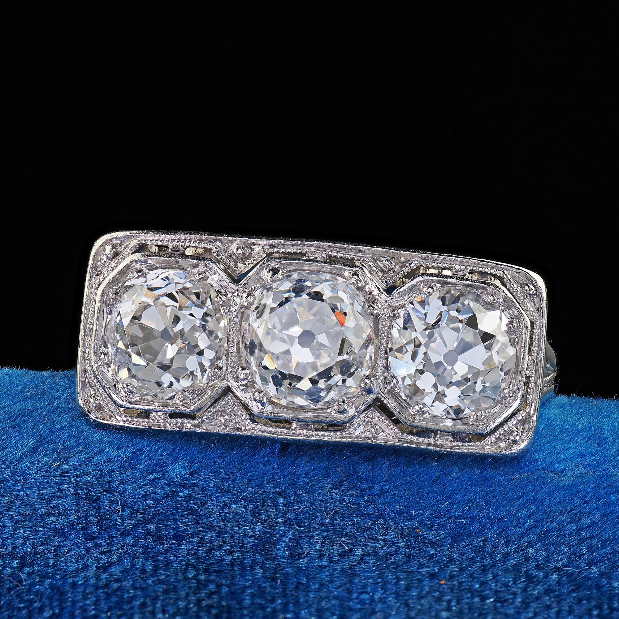 Magnifique bague de mariage antique Art Deco en platine avec trois pierres filigranées en diamant taillé à l'ancienne. Cette époustouflante bague à trois pierres en diamant, de type ancienne mine, est réalisée en platine. La bague présente trois