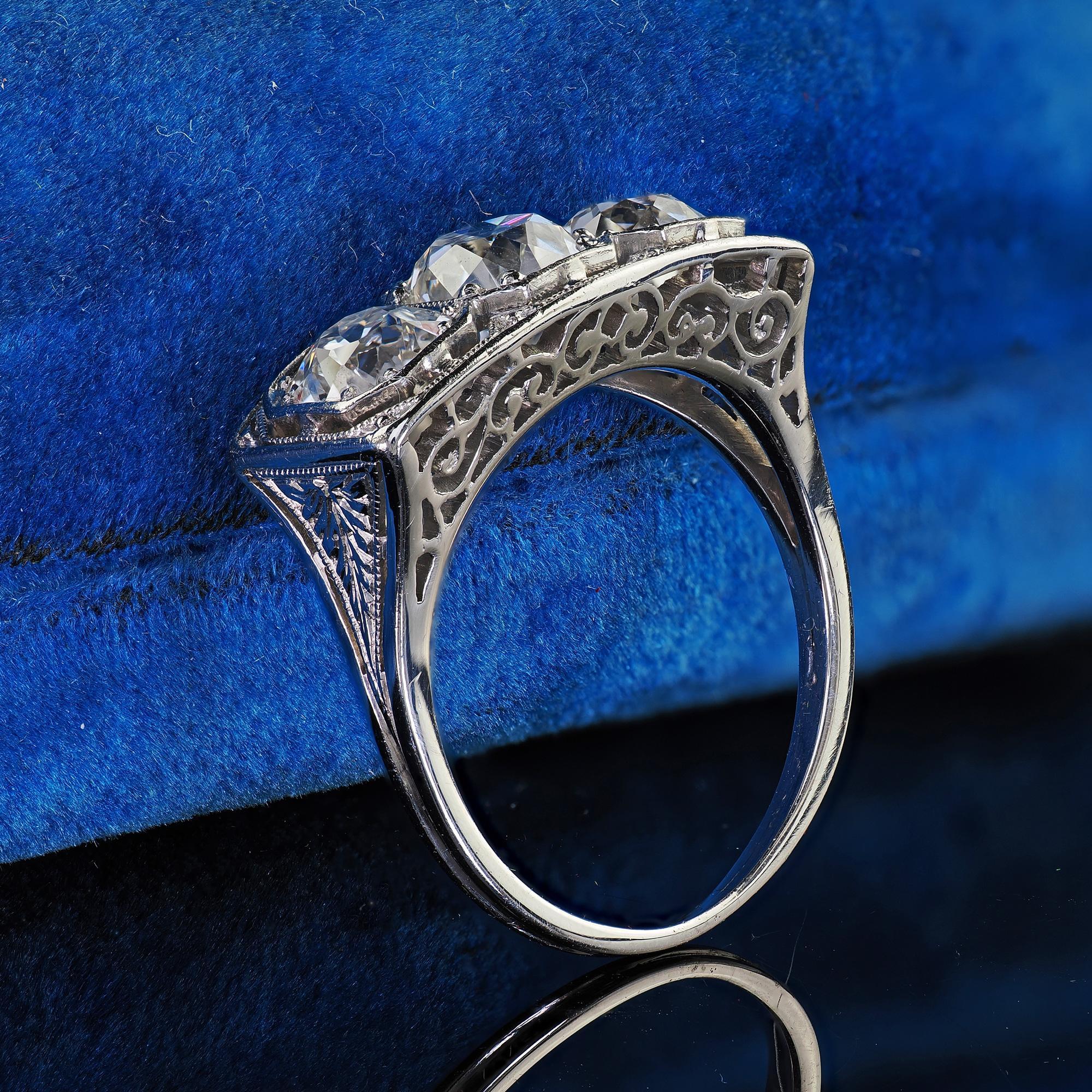 Taille vieille mine Jung & Klitz, bague Art déco ancienne à trois pierres en platine avec diamant taille vieille mine en vente