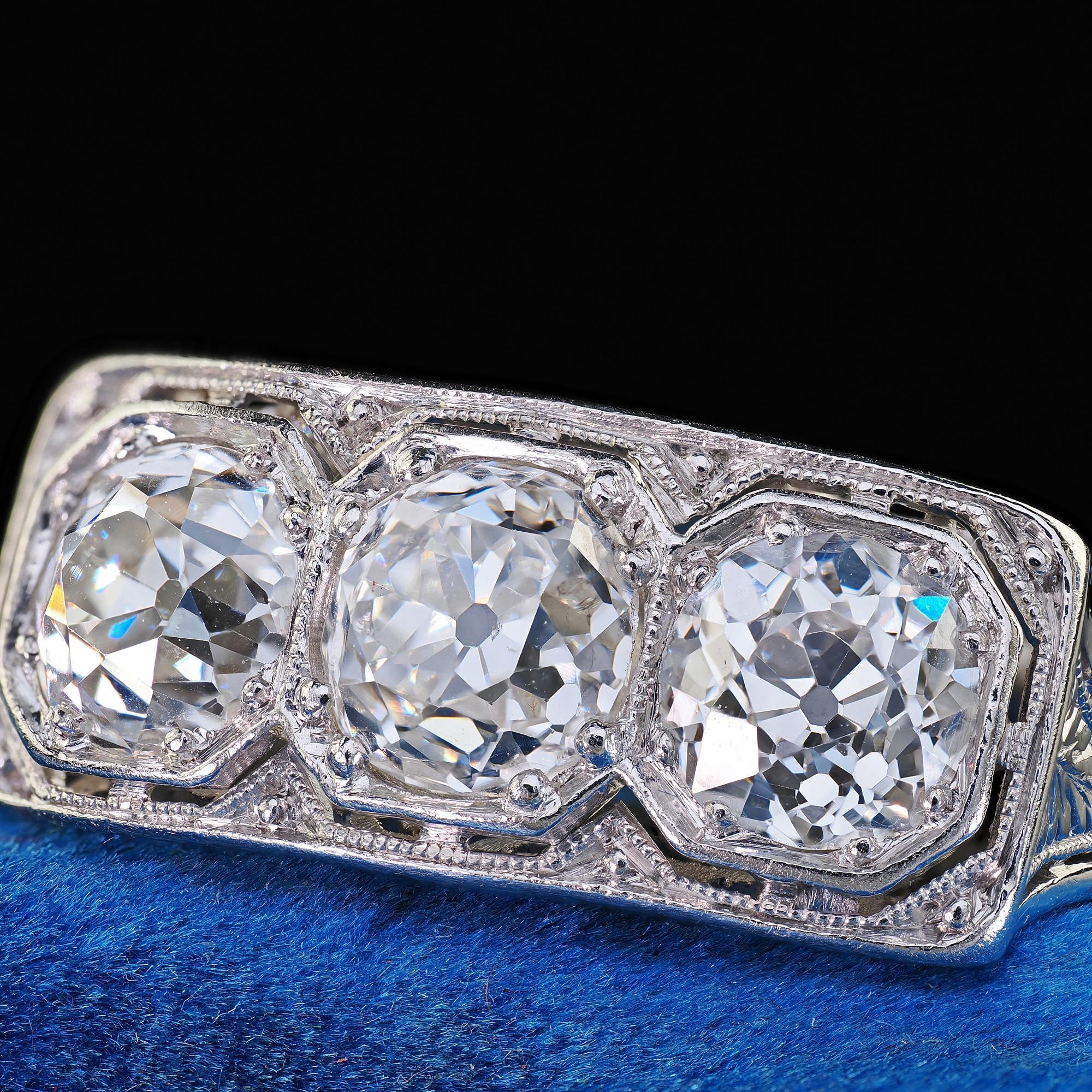 Jung & Klitz, bague Art déco ancienne à trois pierres en platine avec diamant taille vieille mine en vente 2