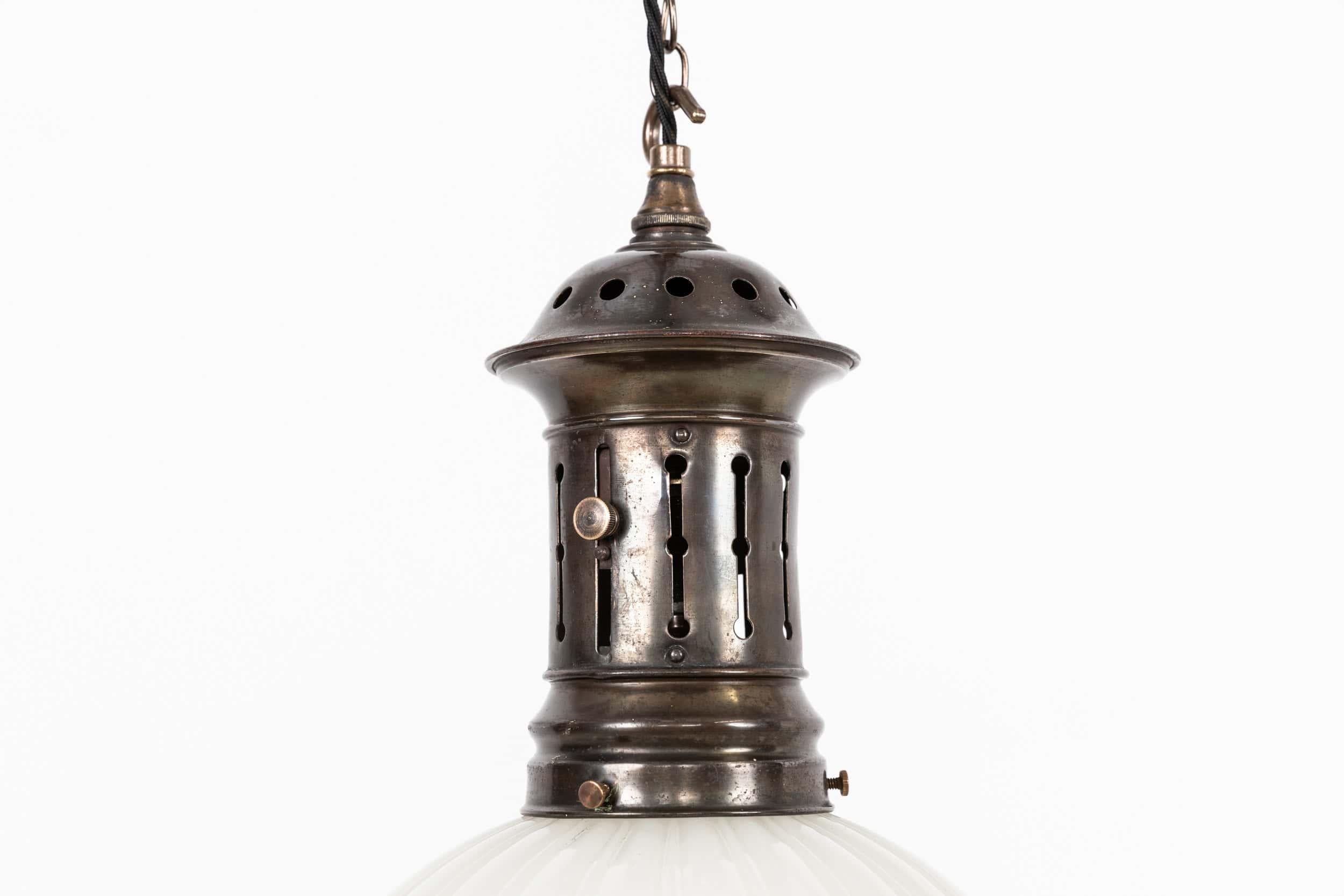 Eine beeindruckende Jefferson Moonstone Pendelleuchte, um 1920.

Diese begehrte Pendelleuchte besteht aus dickem gepresstem Mondsteinglas in einem geriffelten Design, das für sein weiches, diffuses Licht und den unverwechselbaren Charakter des