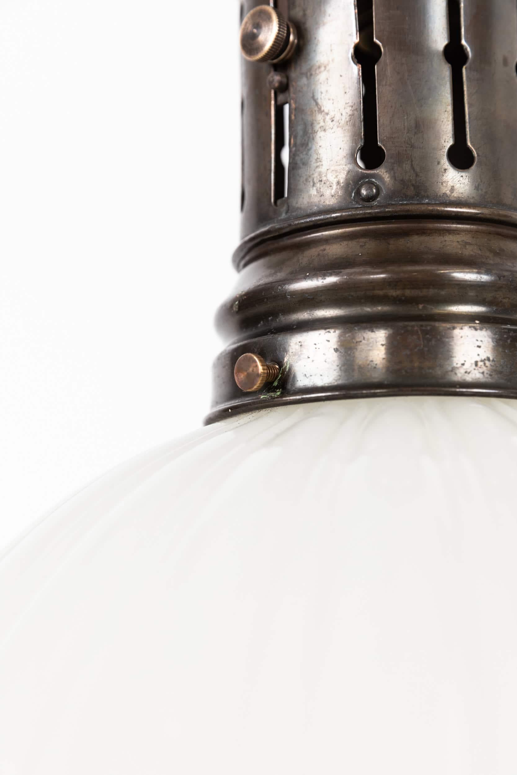 Antike Art Deco Große Jefferson Mondstein Opalglas Pendelleuchte, C.1920 (Art déco) im Angebot