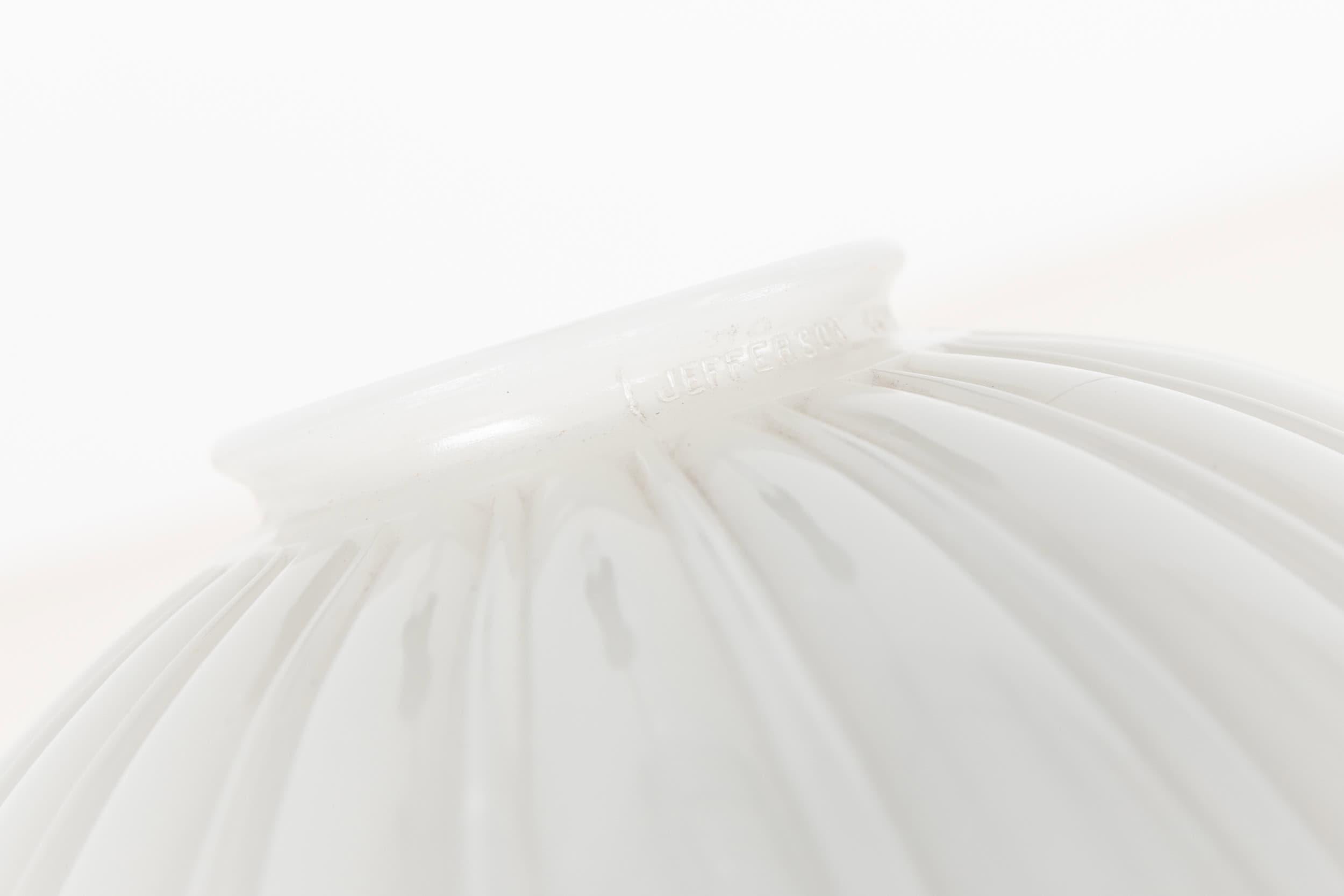 Antike Art Deco Große Jefferson Mondstein Opalglas Pendelleuchte, C.1920 im Zustand „Relativ gut“ im Angebot in London, GB