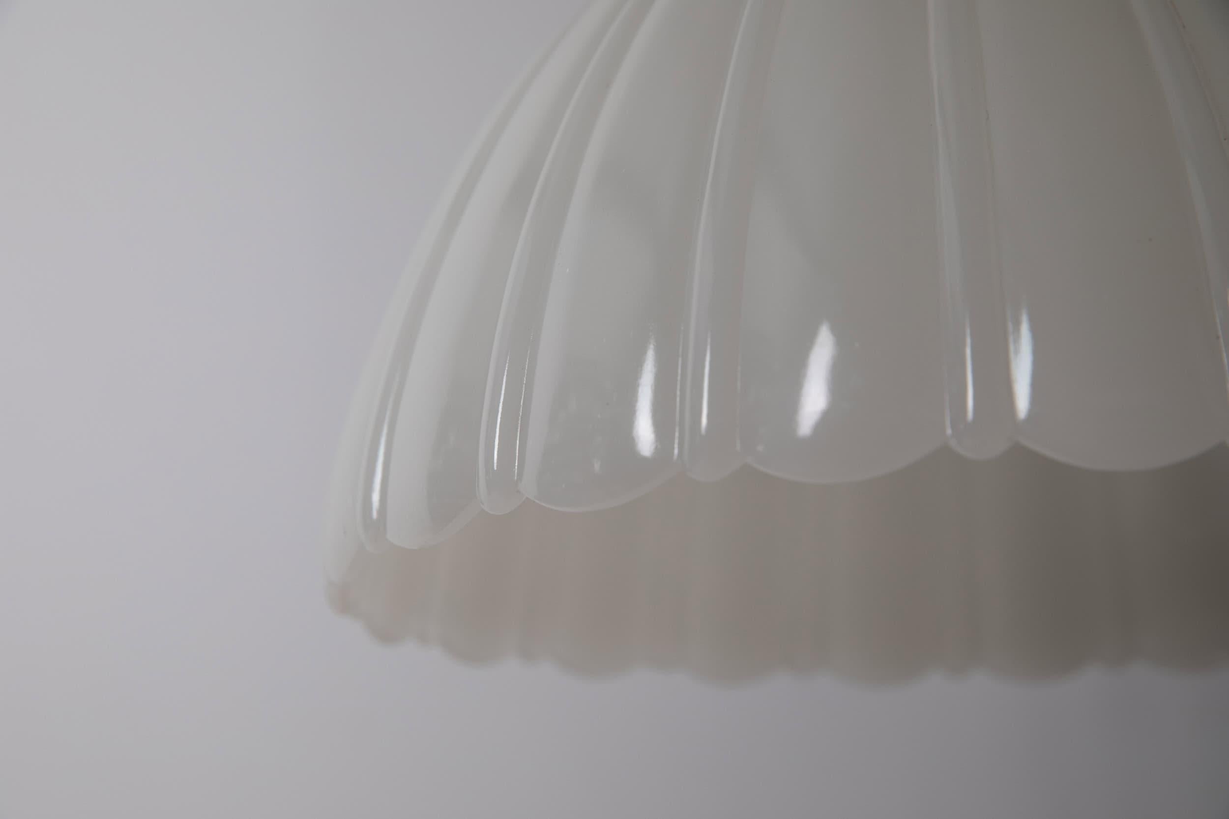 Antike Art Deco Große Jefferson Mondstein Opalglas Pendelleuchte, C.1920 (Mitte des 20. Jahrhunderts) im Angebot