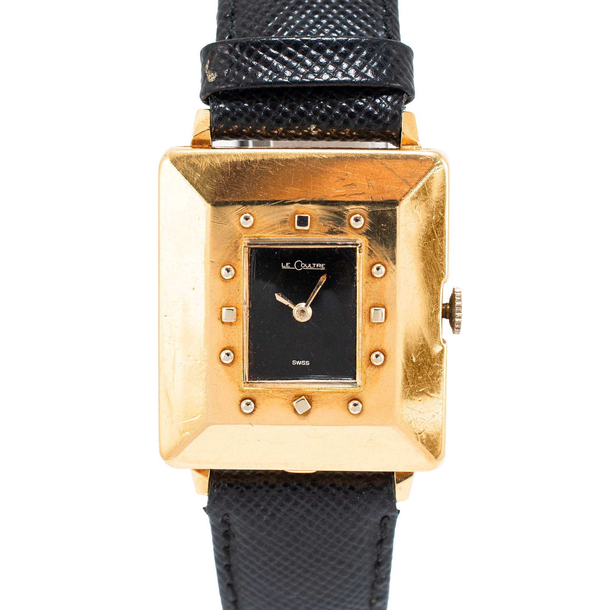 Marca: Jaeger-LeCoultre

Sexo: Unisex Adultos

Tipo de Metal: Oro amarillo de 14 quilates

Diámetro: 32,00 mm

Peso: 25,67 gramos 

Reloj de pulsera Jaeger-LeCoultre de oro amarillo de 14 quilates, de fabricación suiza. Grabado con 