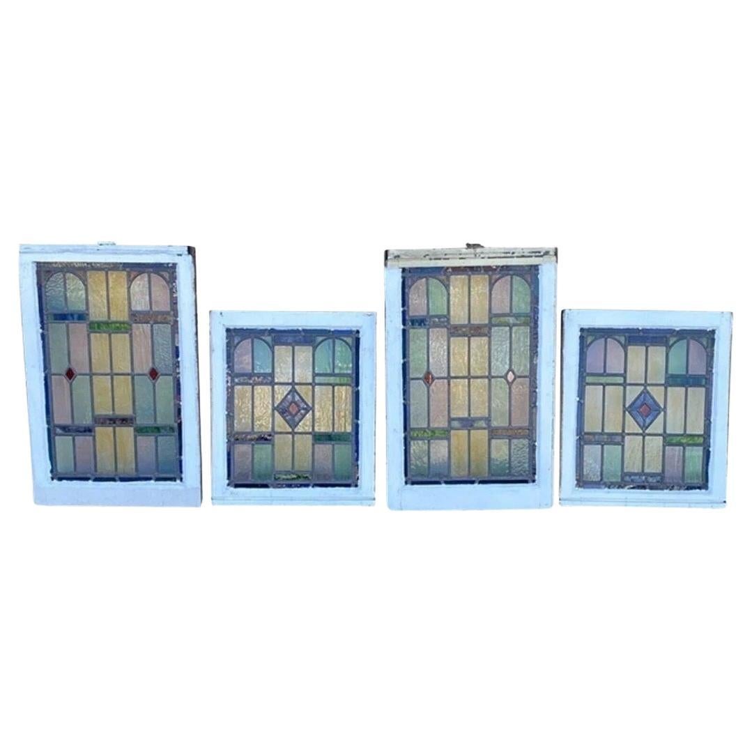Par de ventanas antiguas Art Decó con vidrieras emplomadas rosa, verde, azul y amarillo en venta