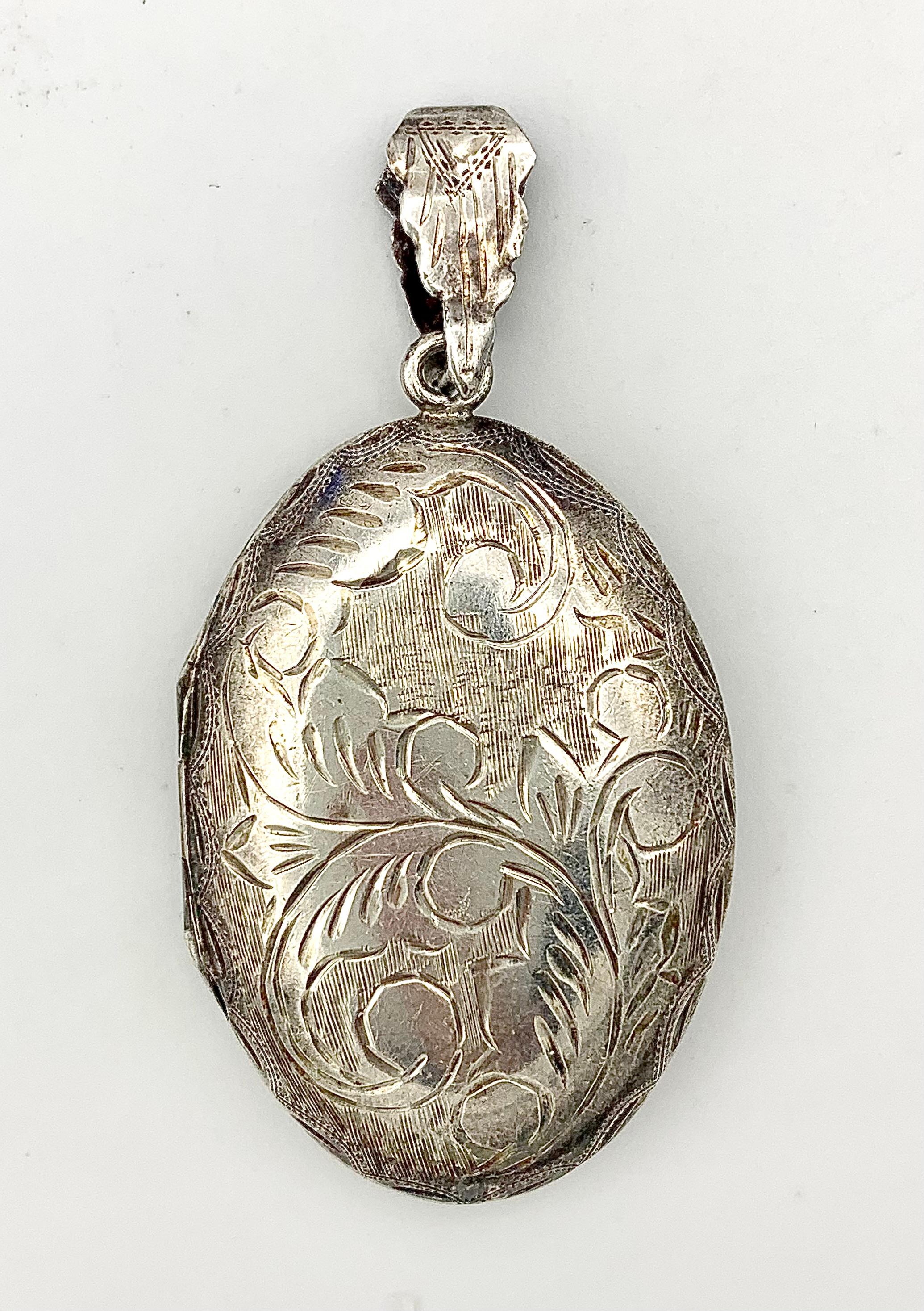 Antike Art Deco Medaillon-Halskette mit Anhänger aus Sterlingsilber und Emaille mit Blumen aus Emaille   (Art déco) im Angebot