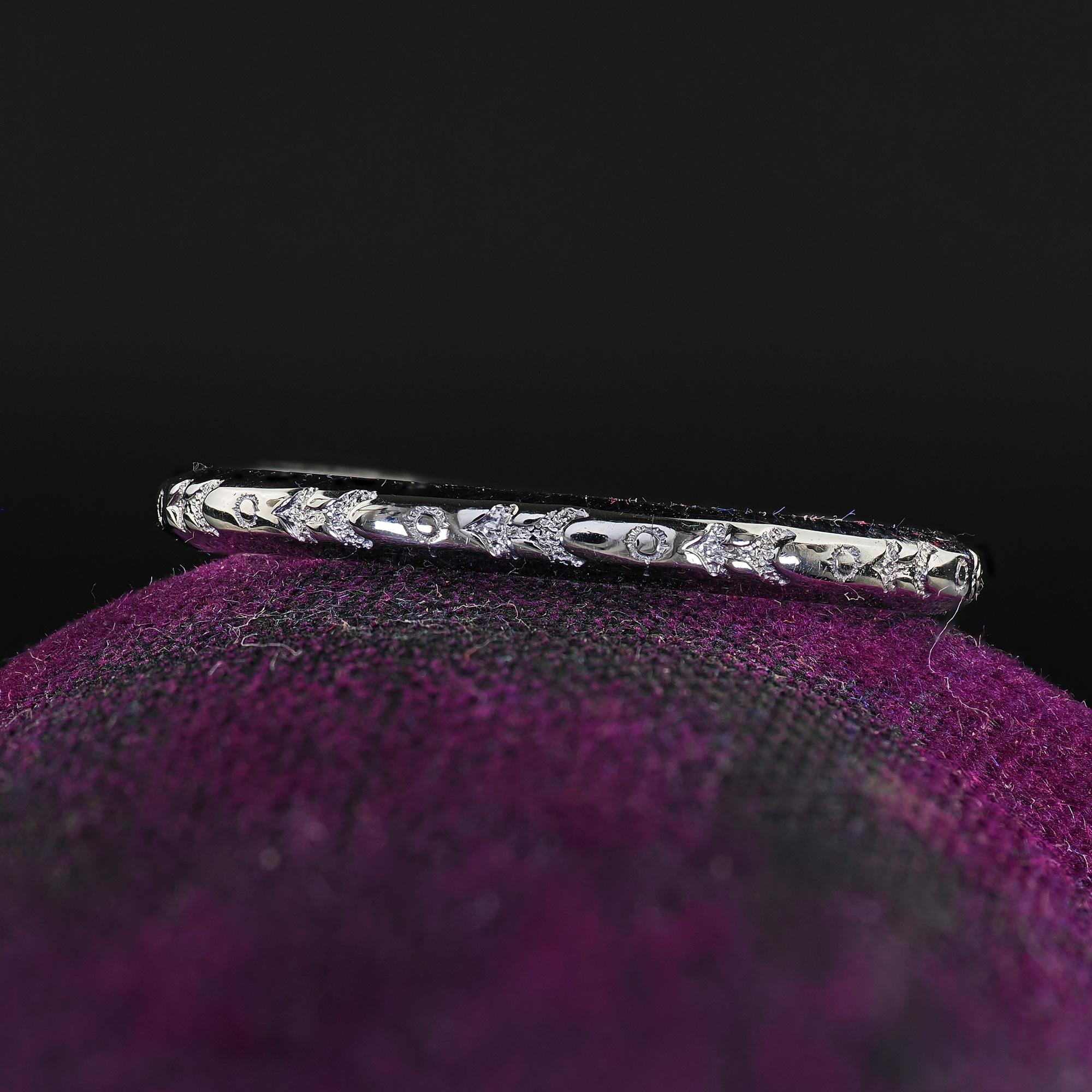 Magnifique alliance ancienne Art Deco Lohengrin en or blanc 18 carats gravée. Cette magnifique alliance Art déco Lohengrin est réalisée en or blanc 18 carats. La bague est ornée de magnifiques gravures sur tout le pourtour de l'anneau. L'anneau est
