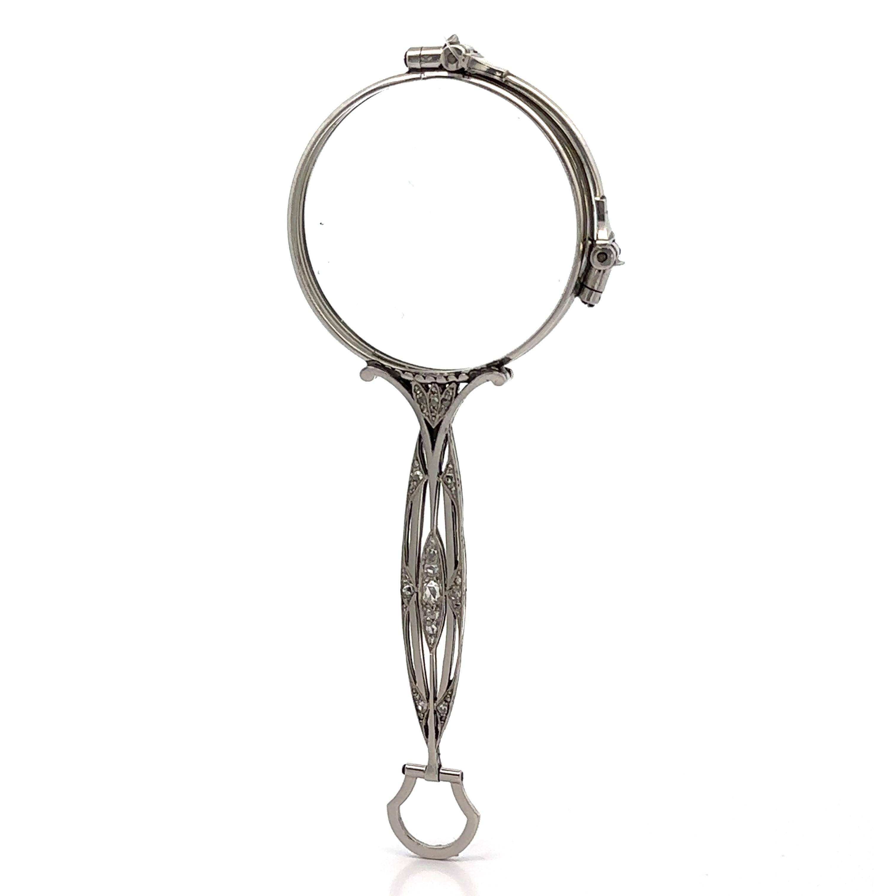 Colgante Art Déco de Aumento de Gafas Lorgnette con Diamantes y Grabado a Mano 
--Piedra(s):--
(68) Diamantes auténticos naturales - Talla Rosa Antigua - Engastados - Bonito Diamante Blanco Brillante - 1,0ctw (aprox.)

Material: Platino macizo 900+