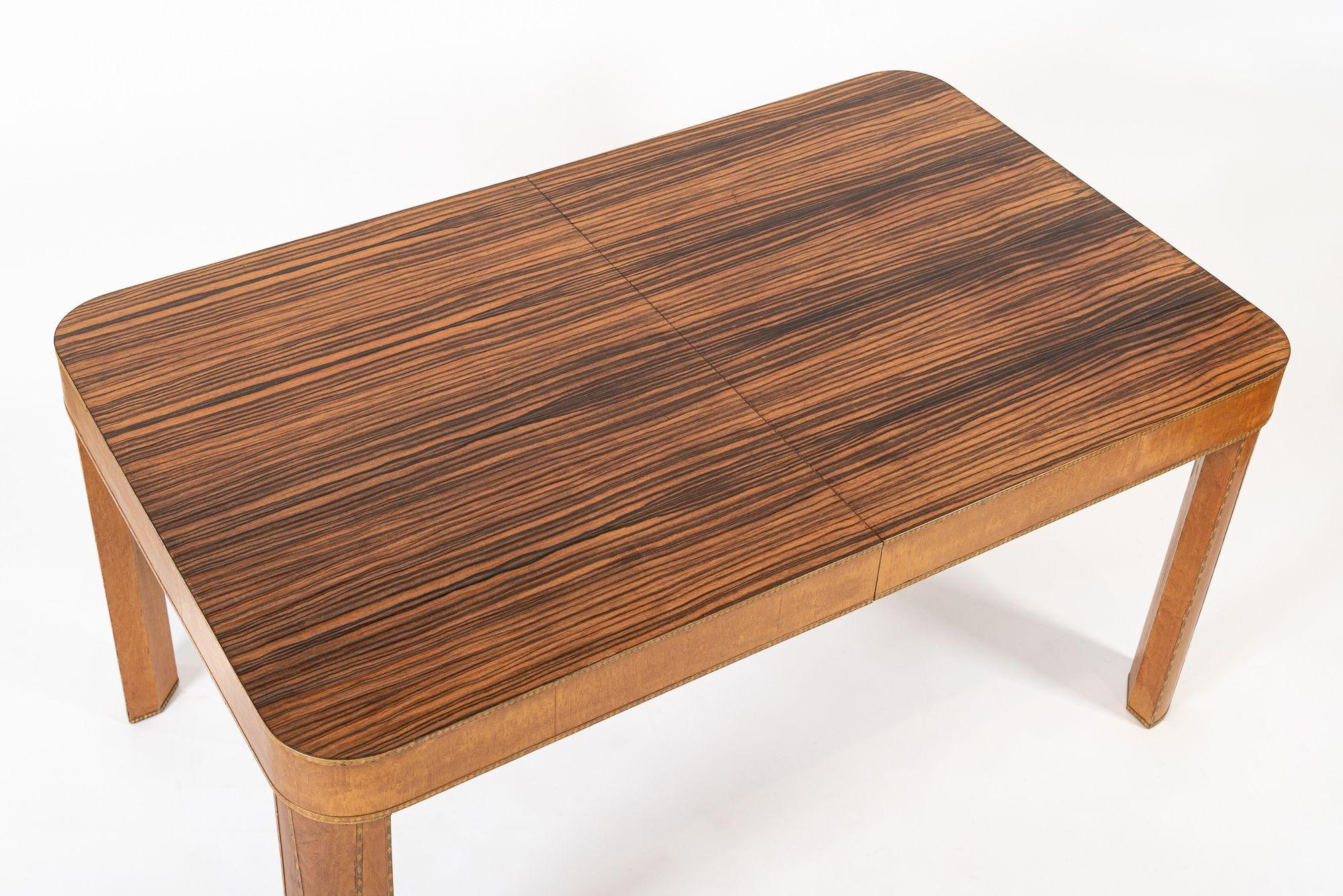 Américain Table de salle à manger Art Déco ancienne en bois d'ébène de Macassar en vente