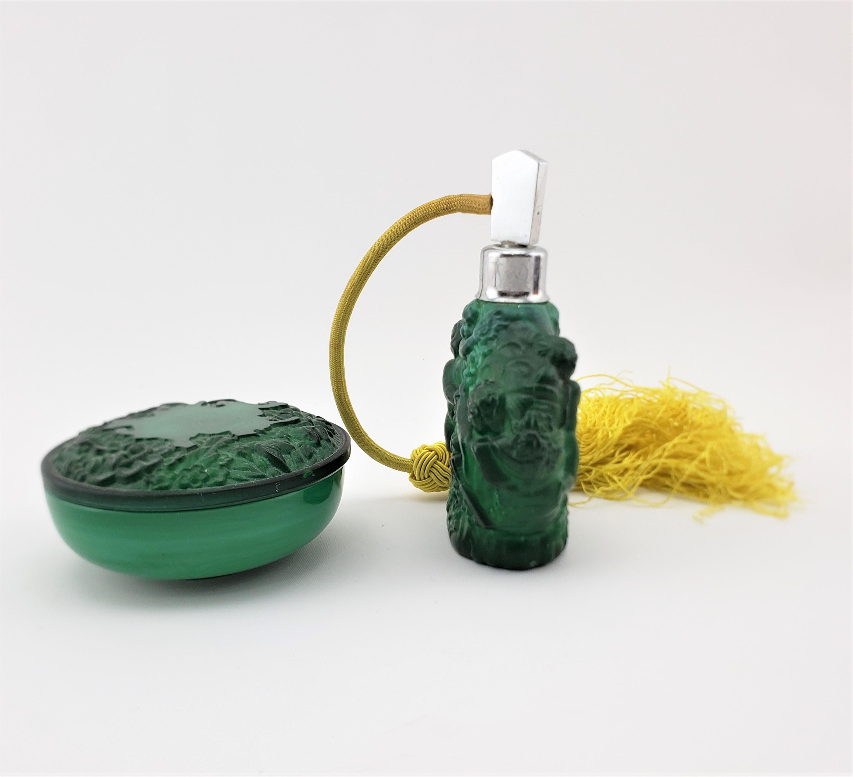Antikes Art déco-Parfümspray-Flaschen- und Kommodenglas-Set aus grünem Malachitglas (Geformt) im Angebot