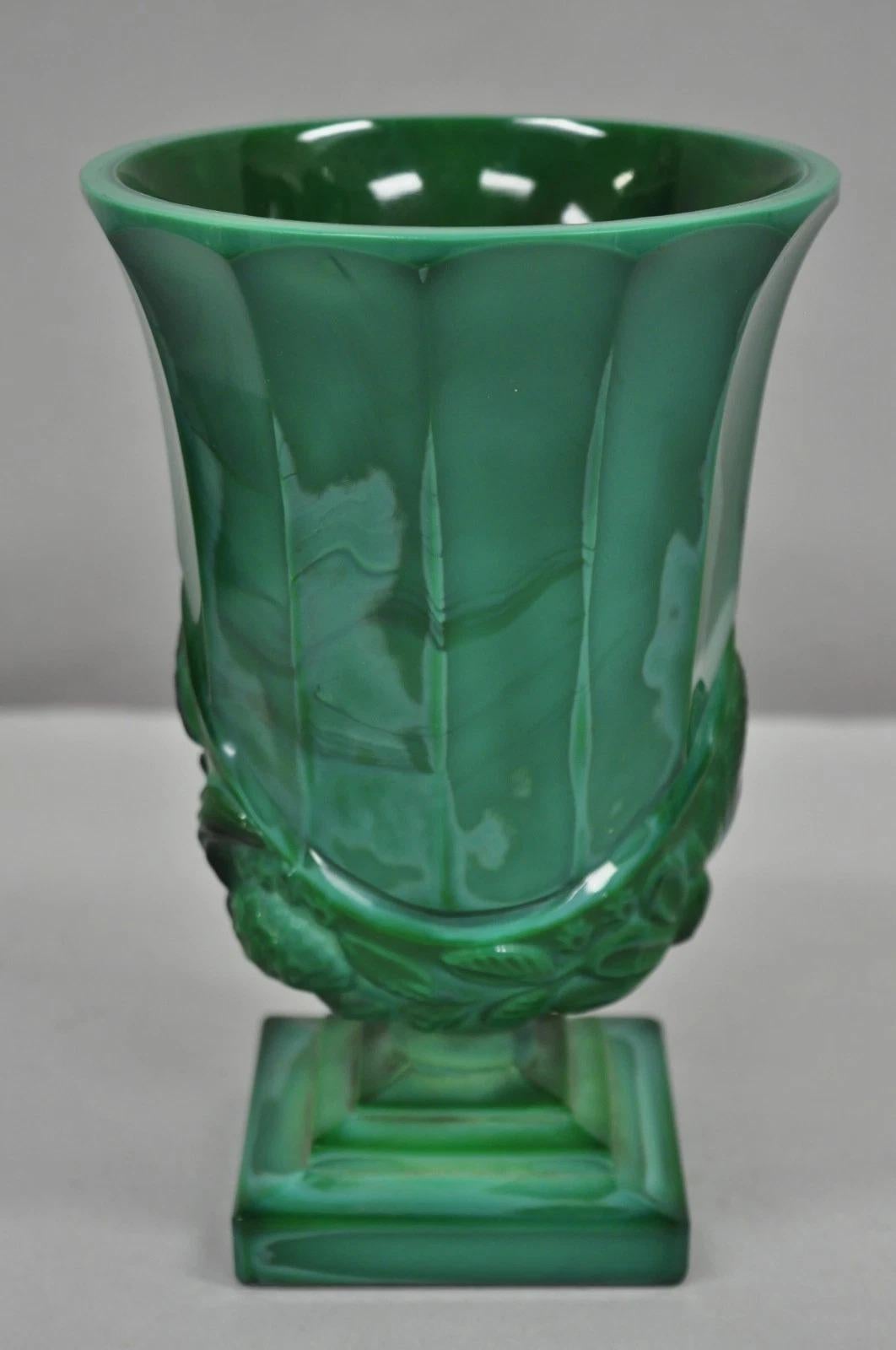 Arte Antiques Art Deco Malachite Jade Green Verre Tchèque Piédestal Vase avec Oiseau en vente 4
