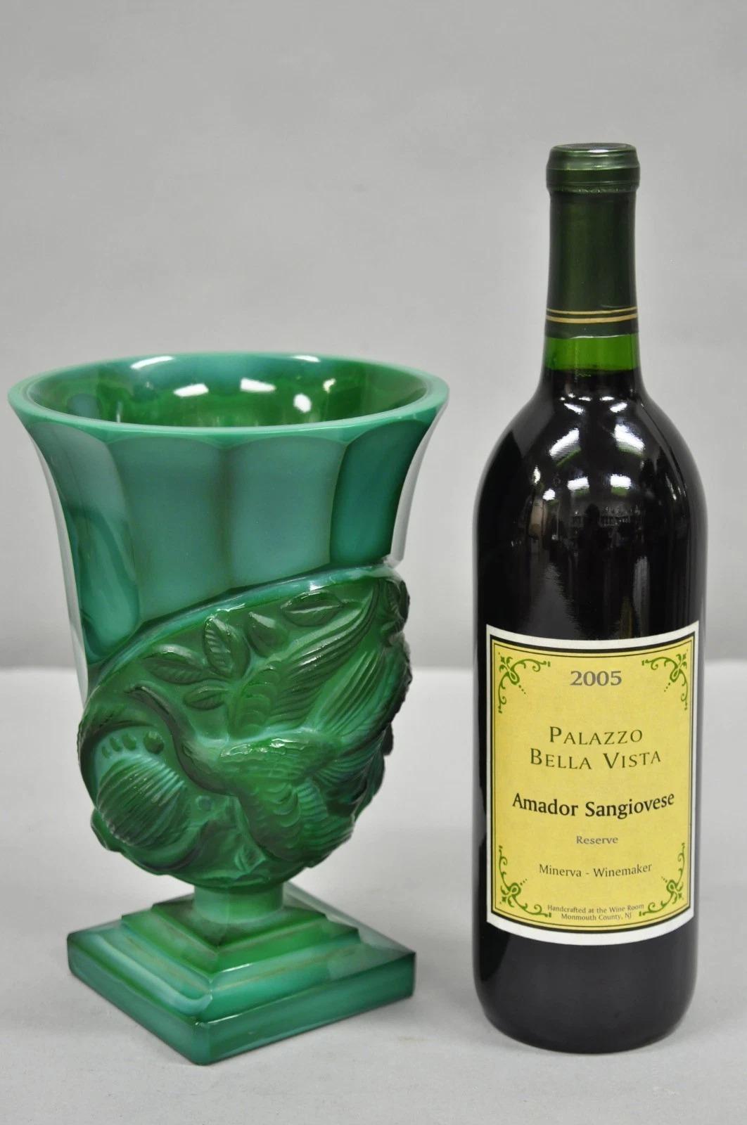 Vase à piédestal en verre tchèque antique Art Déco Malachite Jade Vert avec décor d'oiseaux en relief attribué à Heinrich Hoffmann & Curt Schlevogt. Circa Early 20th Century. Dimensions : 8,5