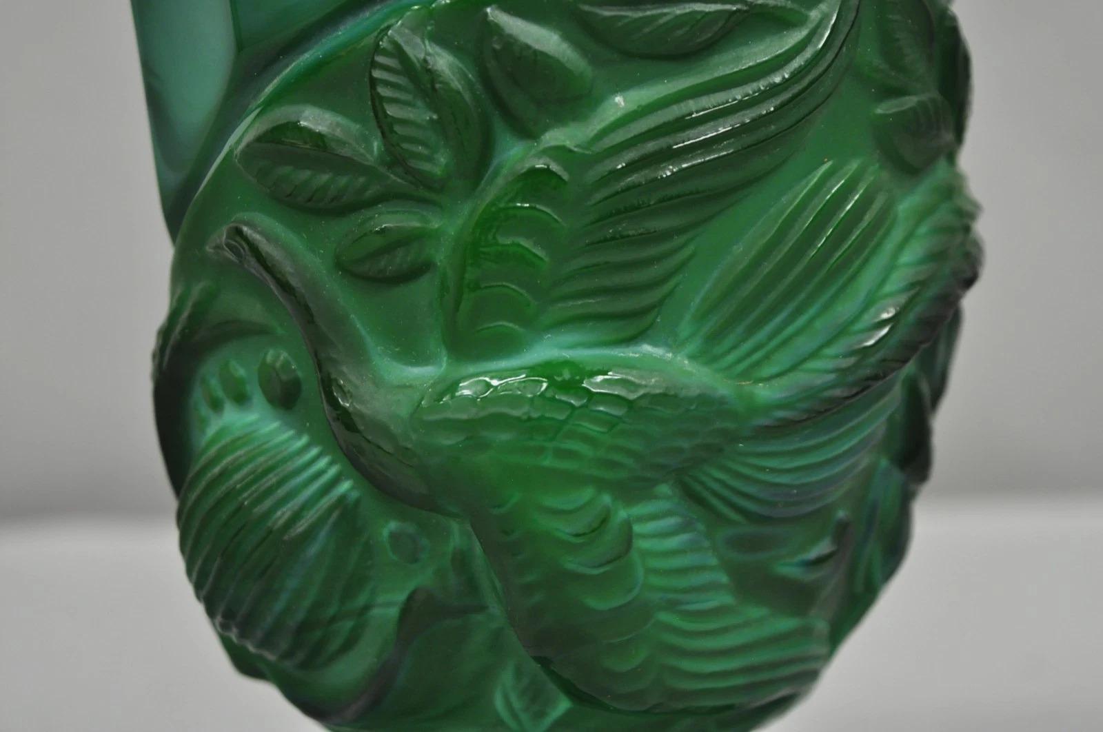 Art déco Arte Antiques Art Deco Malachite Jade Green Verre Tchèque Piédestal Vase avec Oiseau en vente